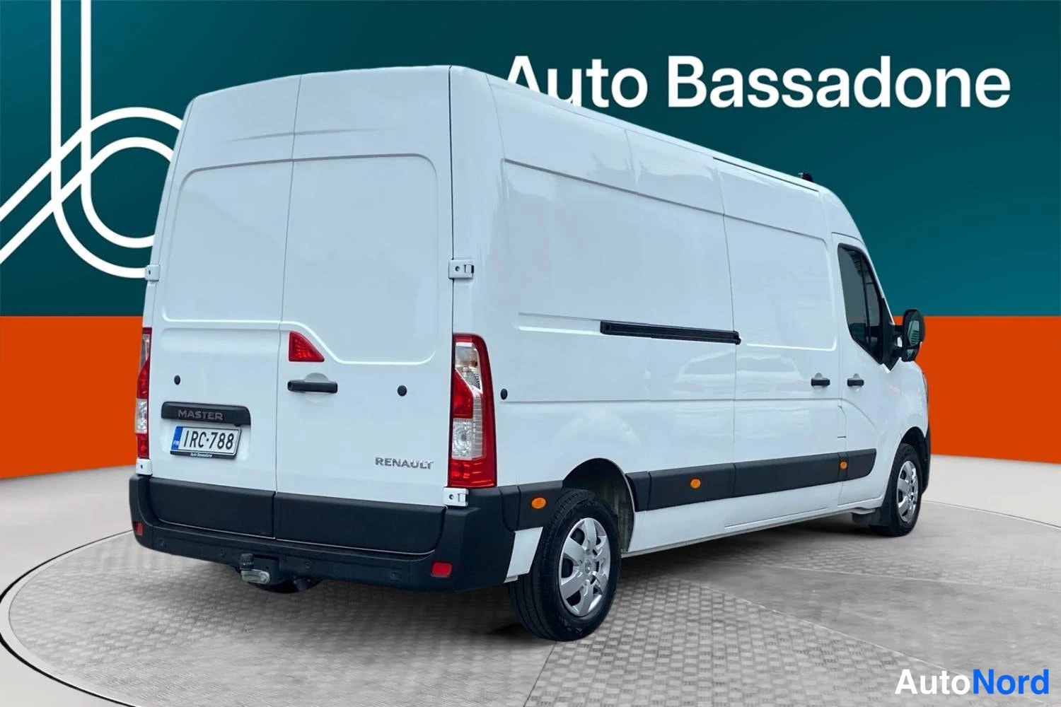 Valkoinen Renault Master 2023, takaviisto, kuva 7