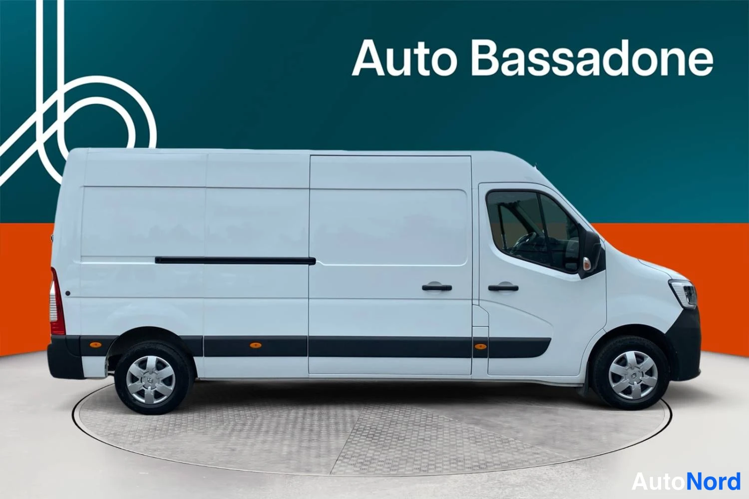 Valkoinen Renault Master 2023, sivulta, kuva 6