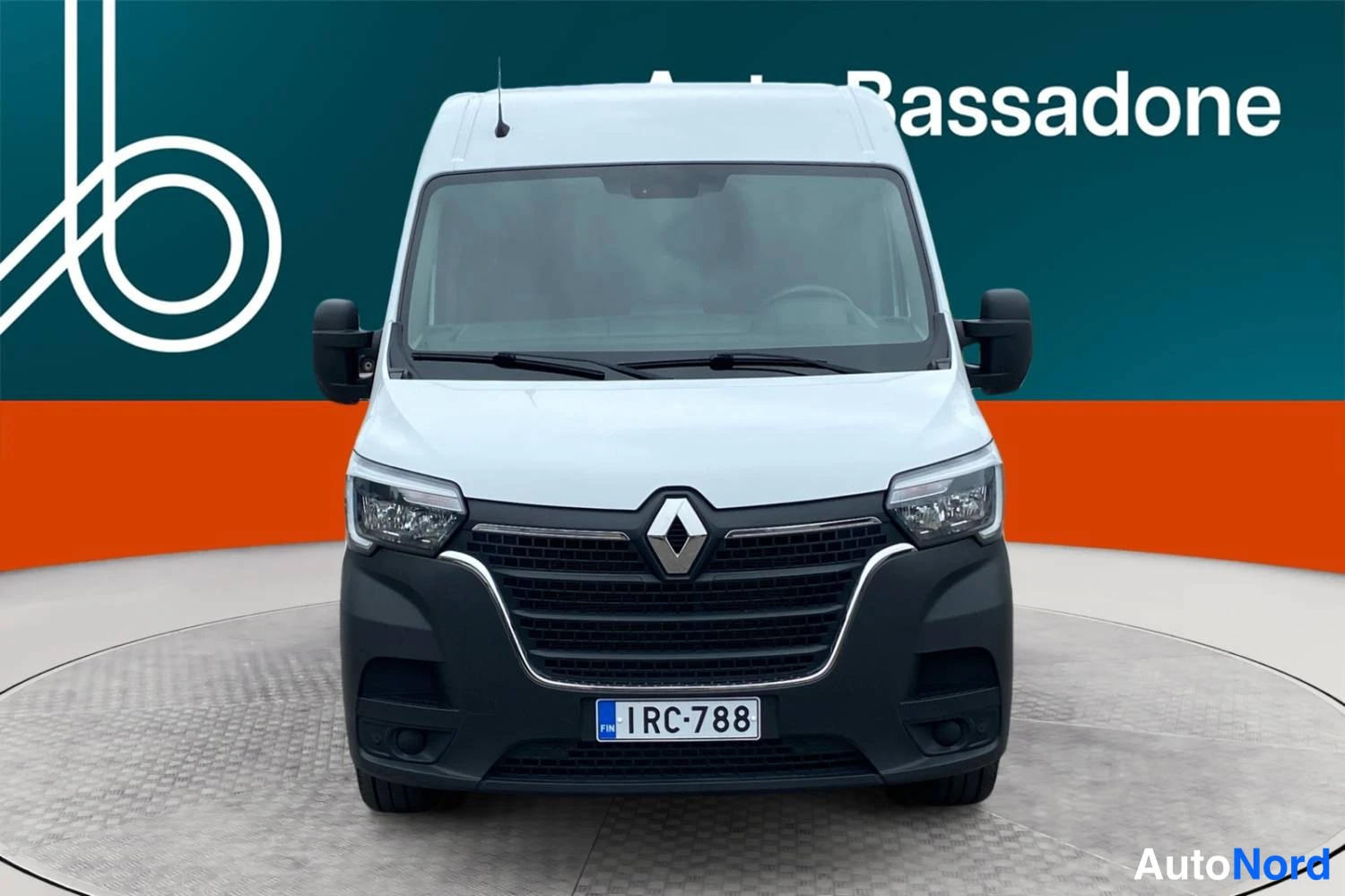 Valkoinen Renault Master 2023, edestä, kuva 4