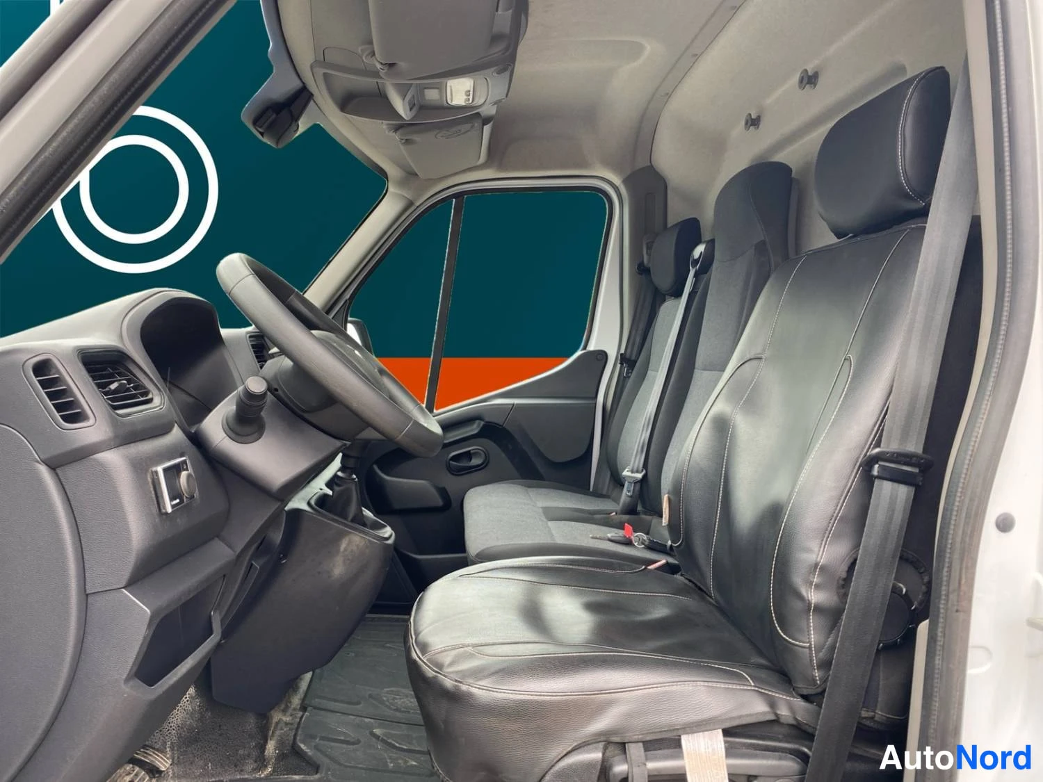 Valkoinen Renault Master 2023, ohjaamo, kuva 13