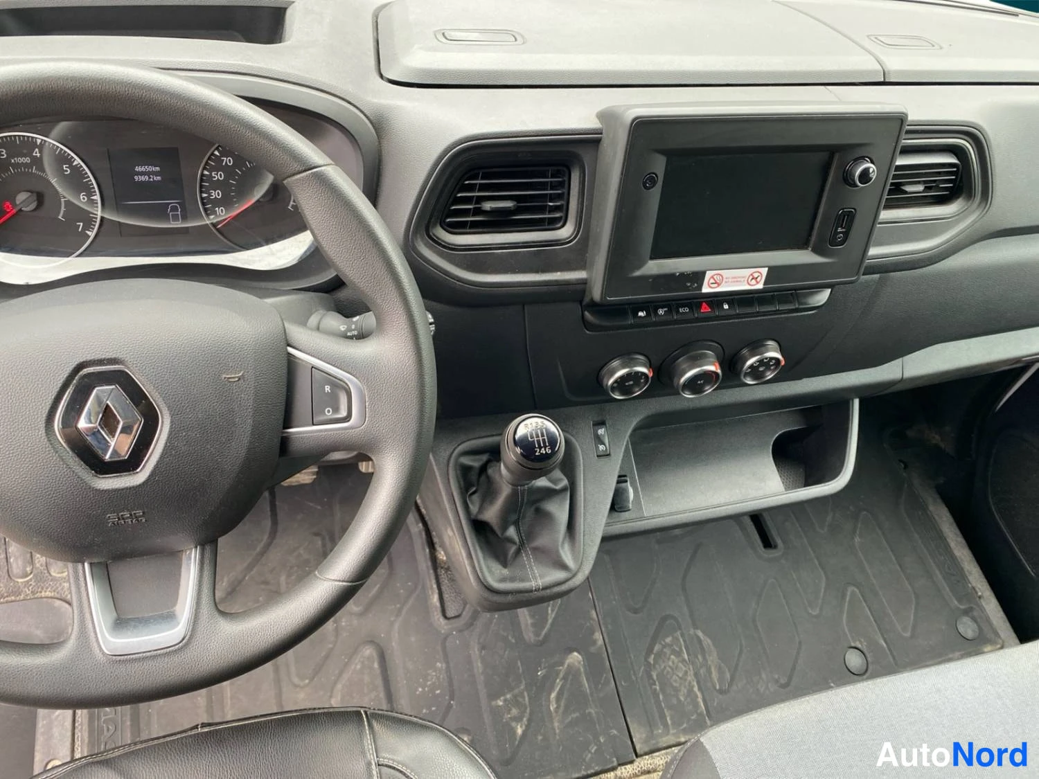 Valkoinen Renault Master 2023, ohjaamo, kuva 11