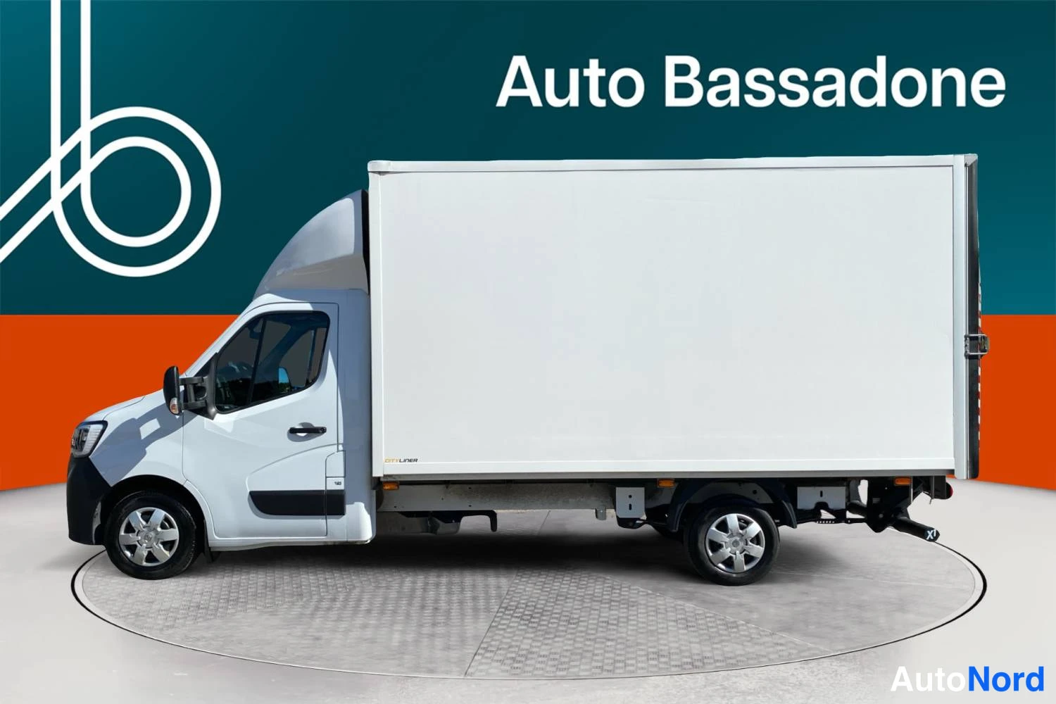 Valkoinen Renault Master 2023, sivulta, kuva 5