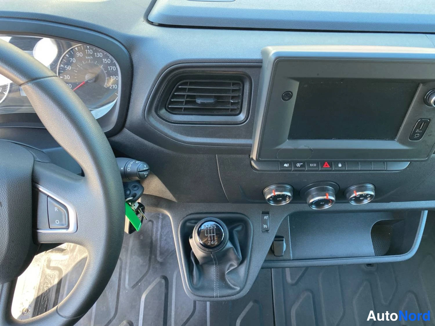 Valkoinen Renault Master 2023, ohjaamo, kuva 10