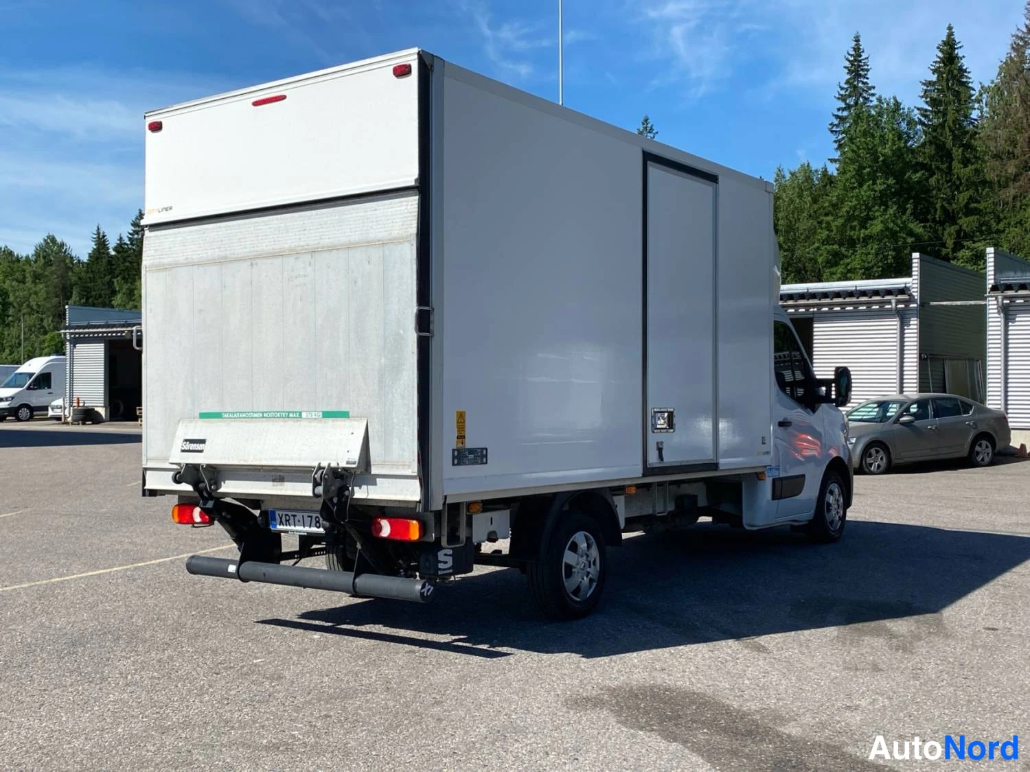 Valkoinen Renault Master 2023, takaviisto, kuva 7