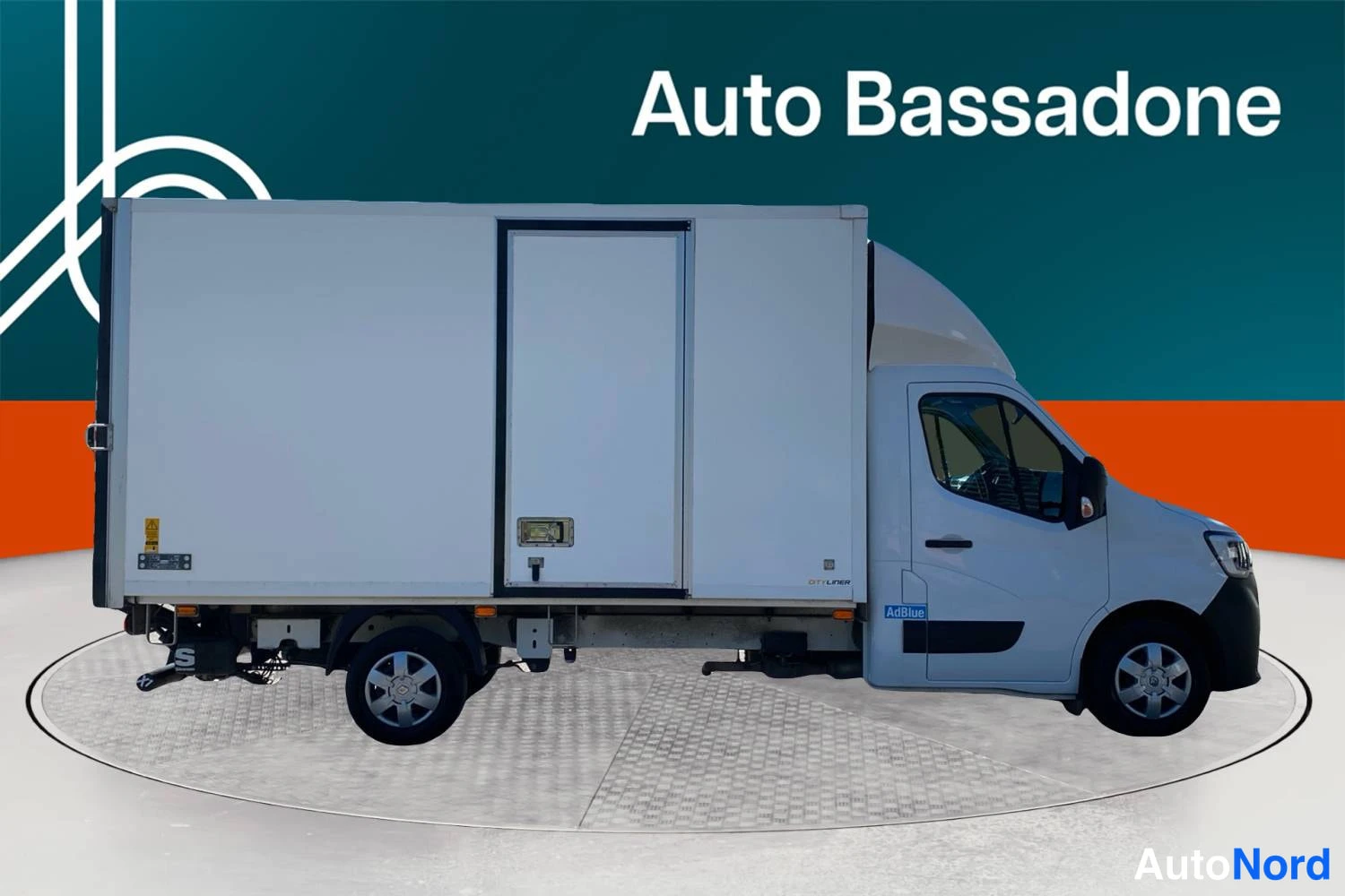 Valkoinen Renault Master 2023, etuviisto, keula oikealle, kuva 2
