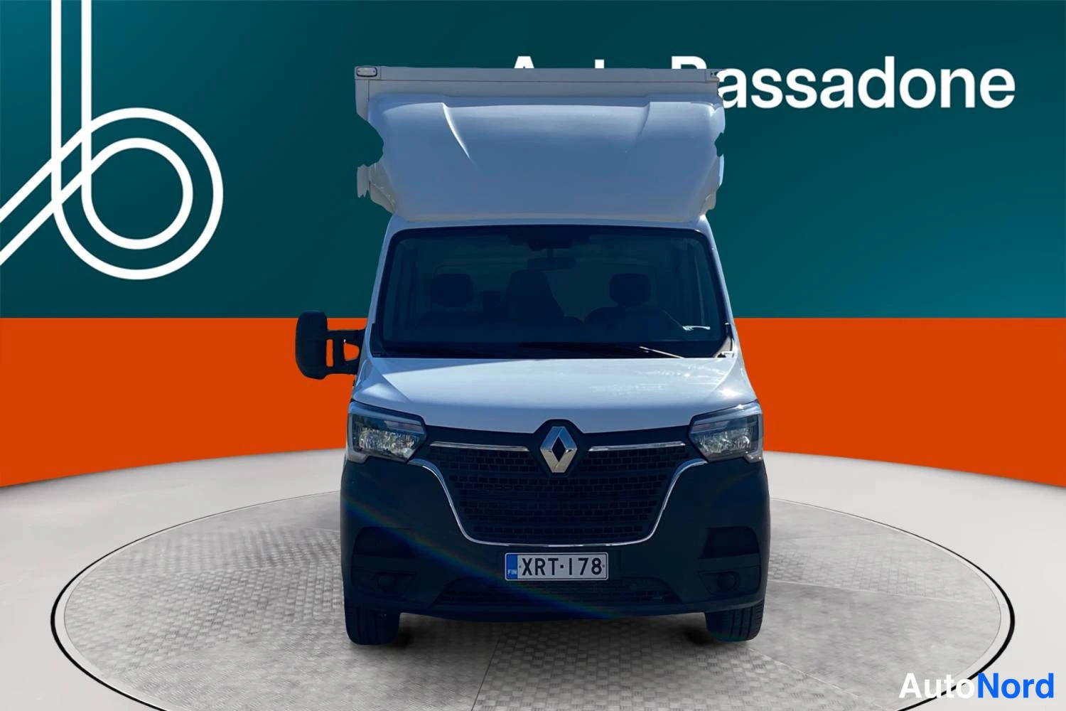 Valkoinen Renault Master 2023, edestä, kuva 4