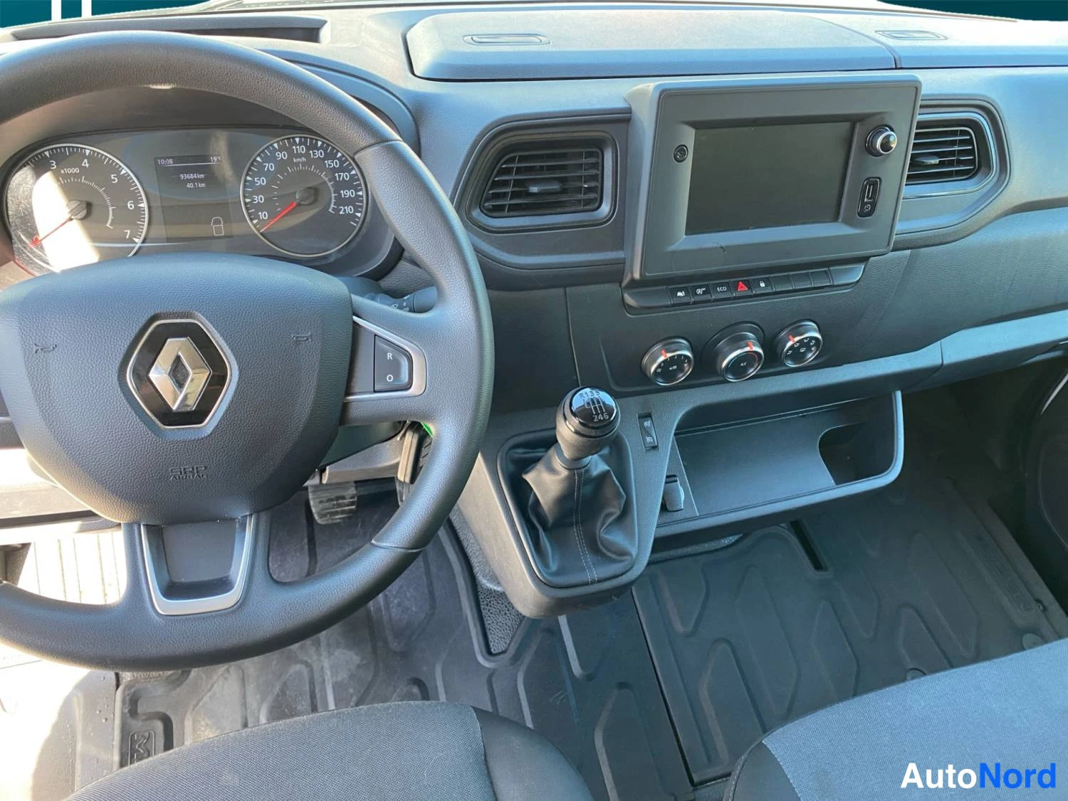 Valkoinen Renault Master 2023, ohjaamo, kuva 9