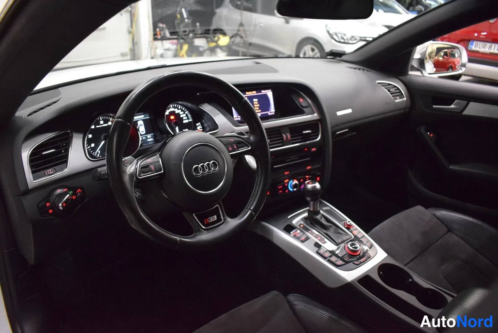 Valkoinen Audi S5 2012, ohjaamo, kuva 13