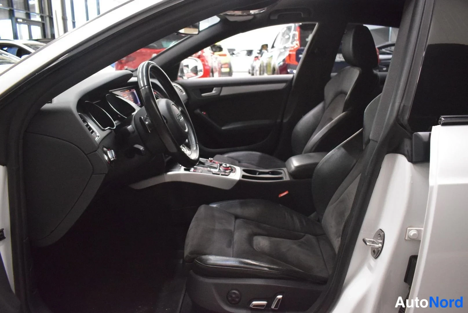 Valkoinen Audi S5 2012, etuistuimet, kuva 20