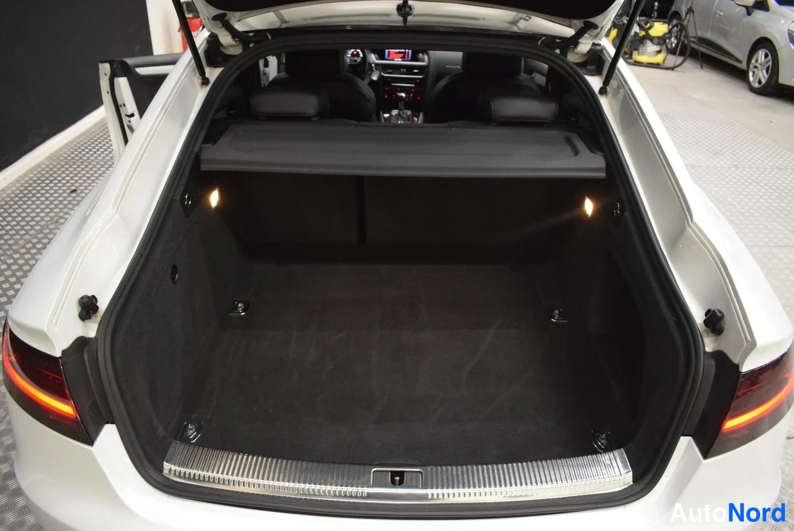 Valkoinen Audi S5 2012, tavaratila, kuva 29
