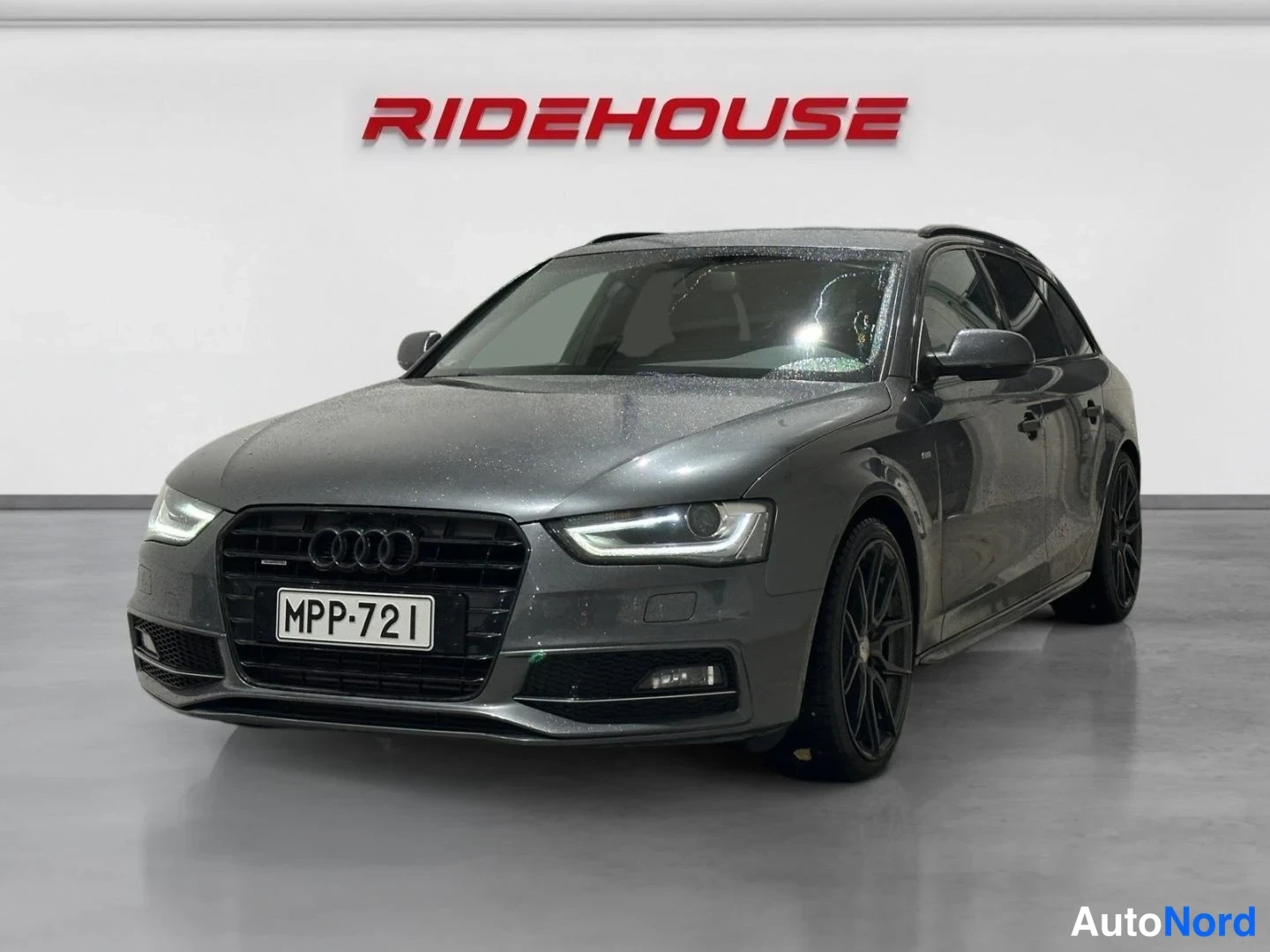 Etuviisto, nokka vasemmalle: Audi A4 Avant -farmari tummanharmaana etuviistossa studiossa, RIDEHOUSE-logo taustalla, rekisteritunnus.