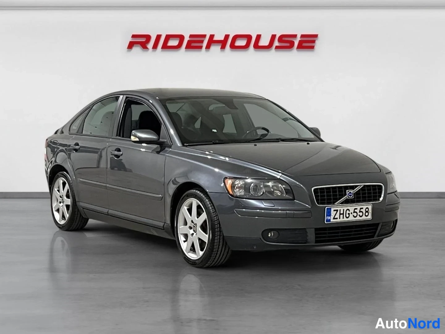 Harmaa Volvo S40 2004, etuviisto, keula oikealle, kuva 2