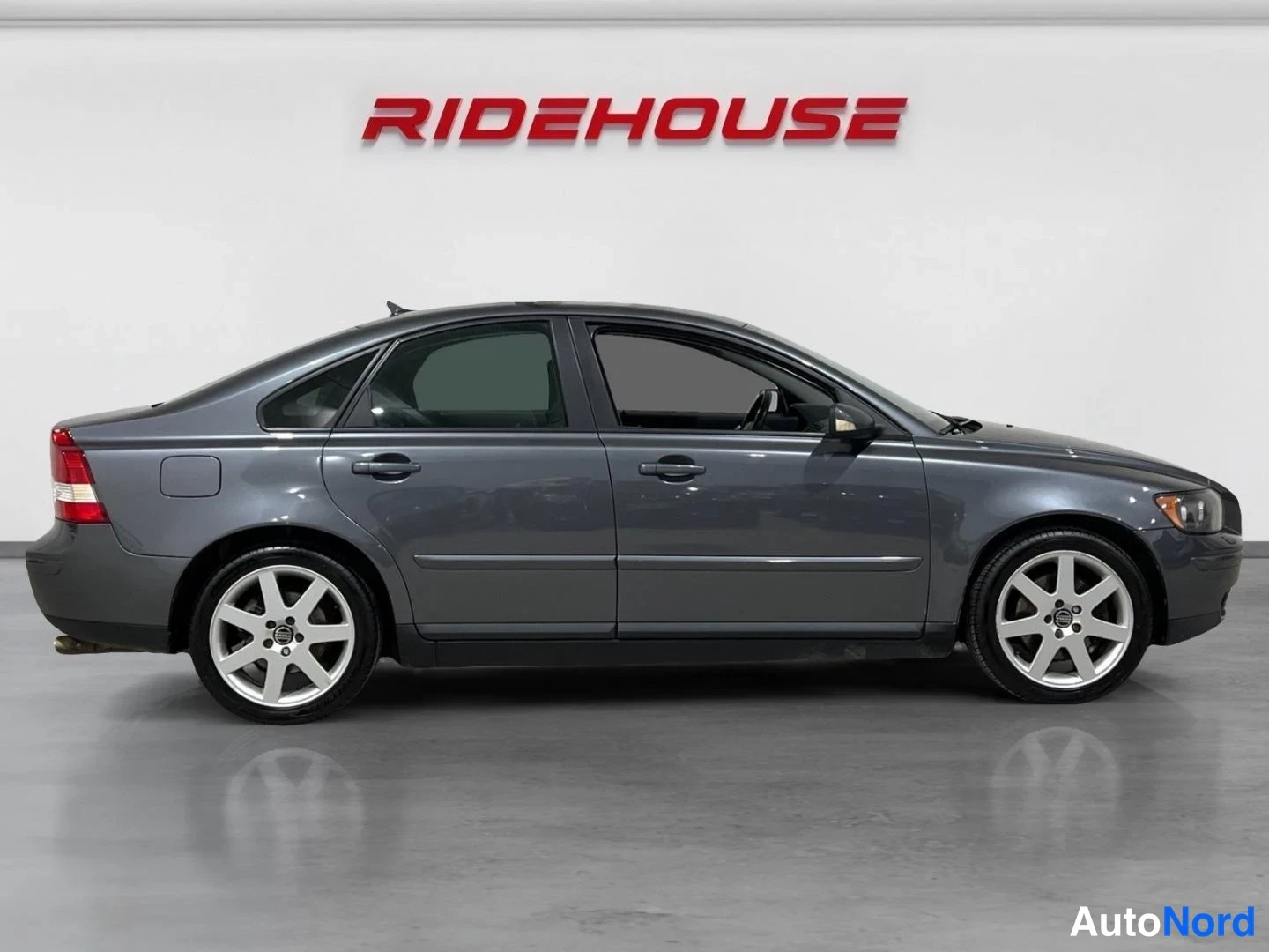 Harmaa Volvo S40 2004, etuviisto, keula oikealle, kuva 3