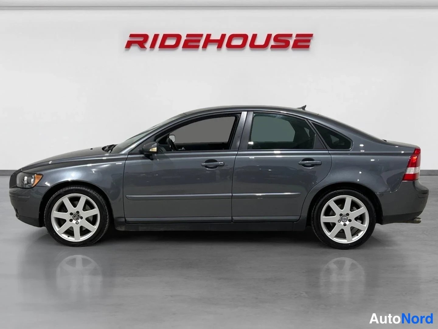 Harmaa Volvo S40 2004, sivulta, kuva 5