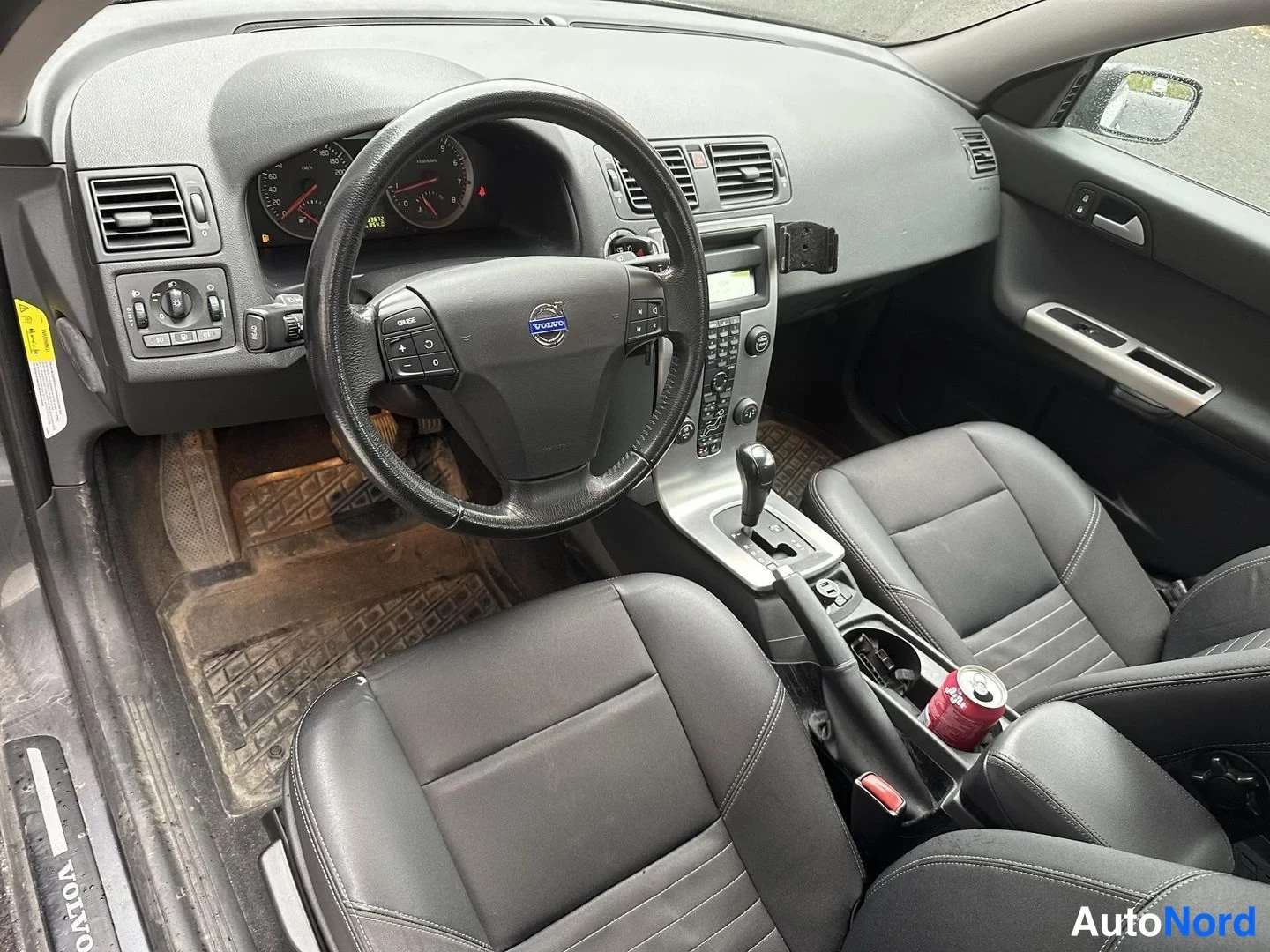 Harmaa Volvo S40 2004, ohjaamo, kuva 3