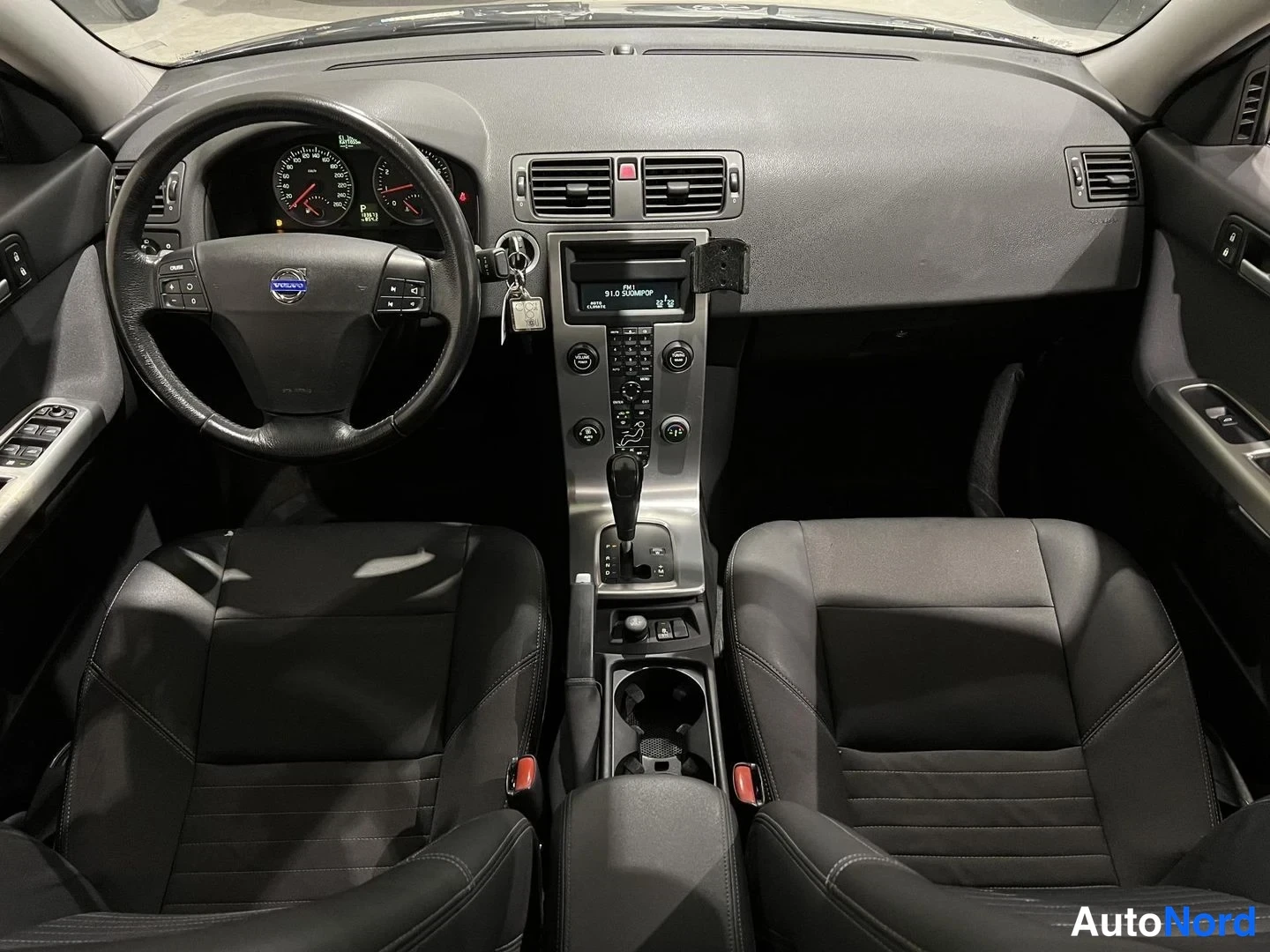 Harmaa Volvo S40 2004, ohjaamo, kuva 9