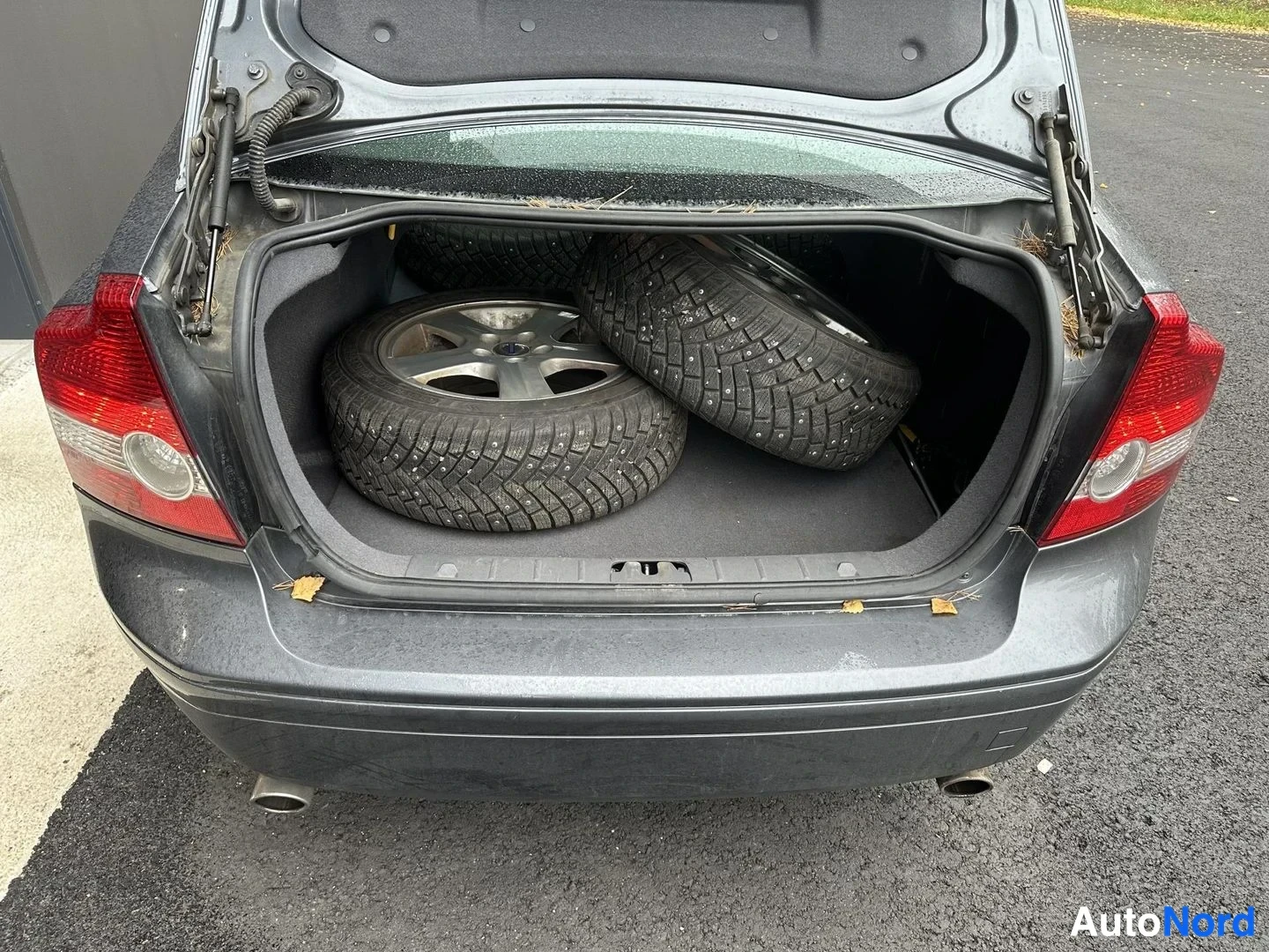 Harmaa Volvo S40 2004, tavaratila, kuva 5