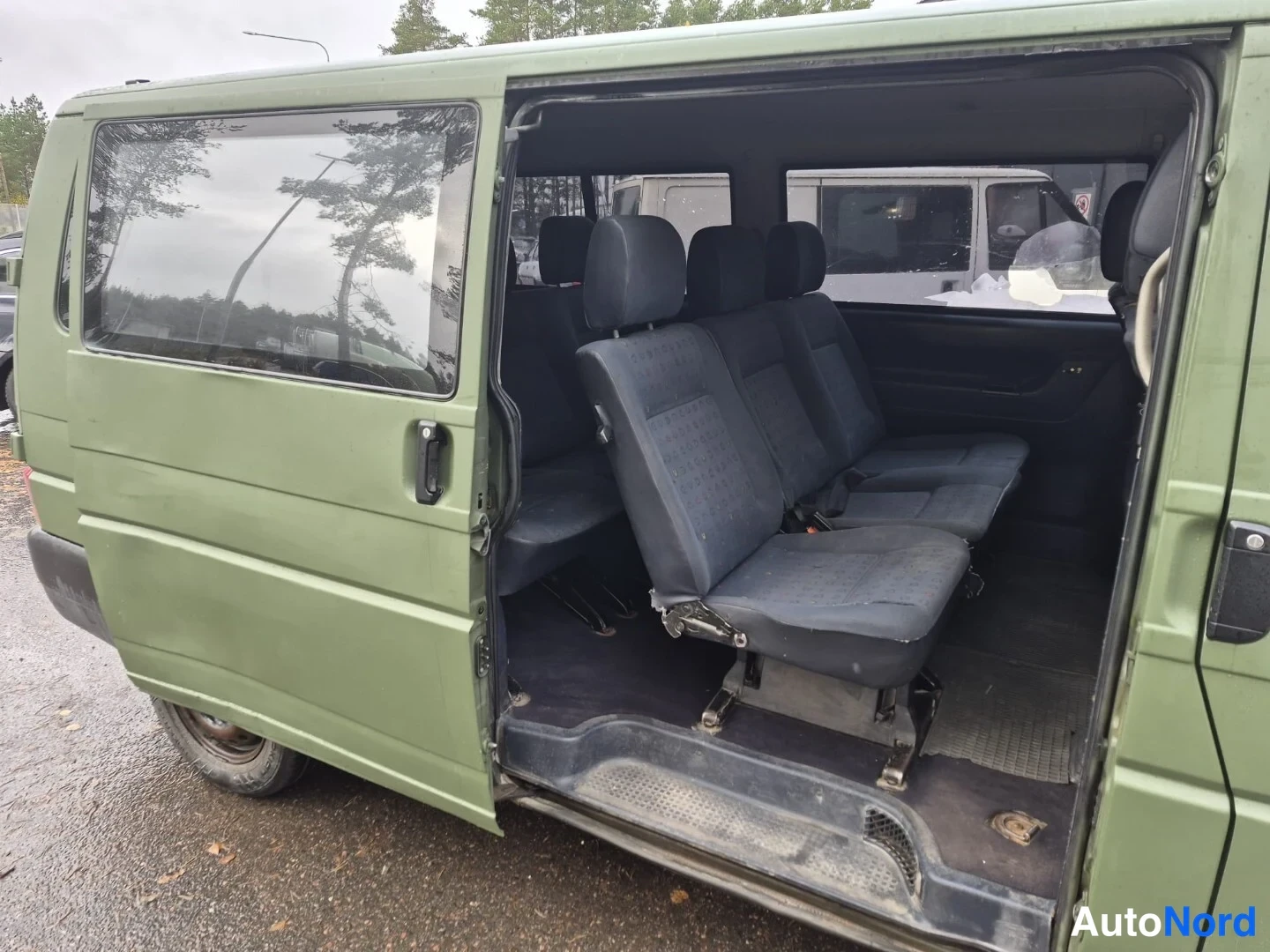 Vihreä Volkswagen Caravelle 2003, takaistuimet, kuva 15
