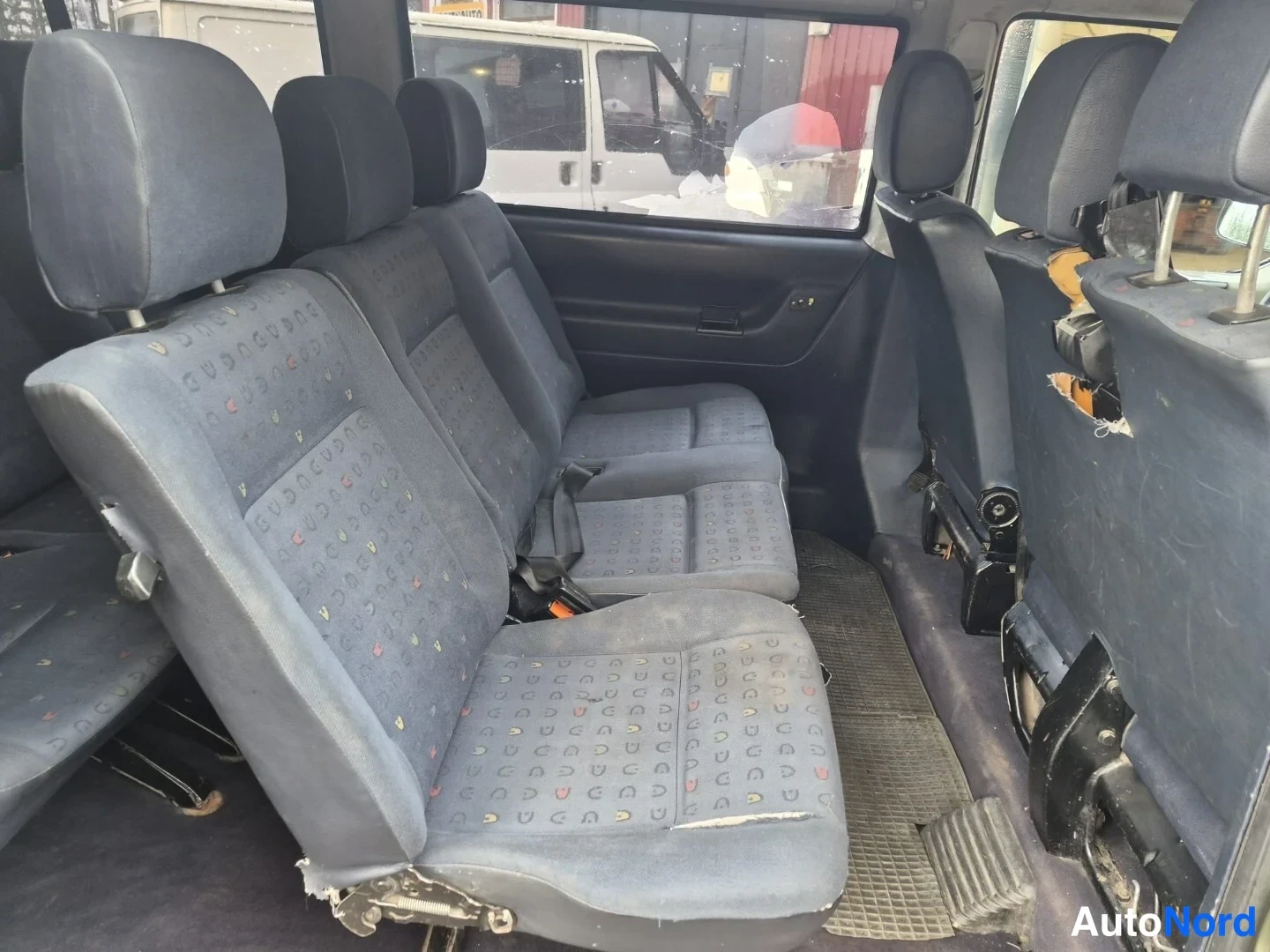 Vihreä Volkswagen Caravelle 2003, takaistuimet, kuva 16