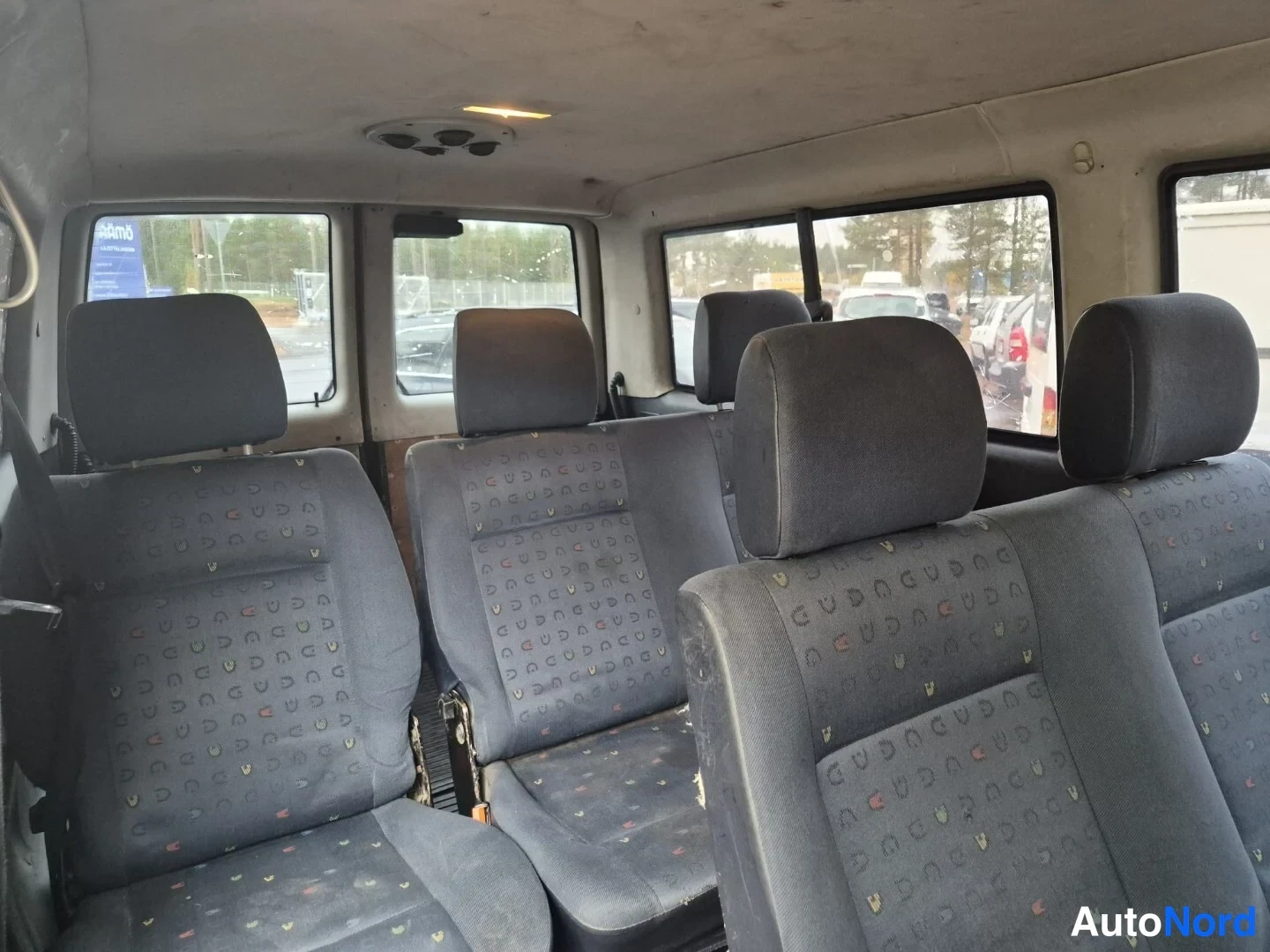 Vihreä Volkswagen Caravelle 2003, takaistuimet, kuva 17