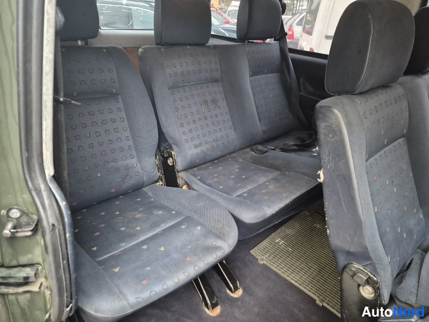 Vihreä Volkswagen Caravelle 2003, takaistuimet, kuva 18