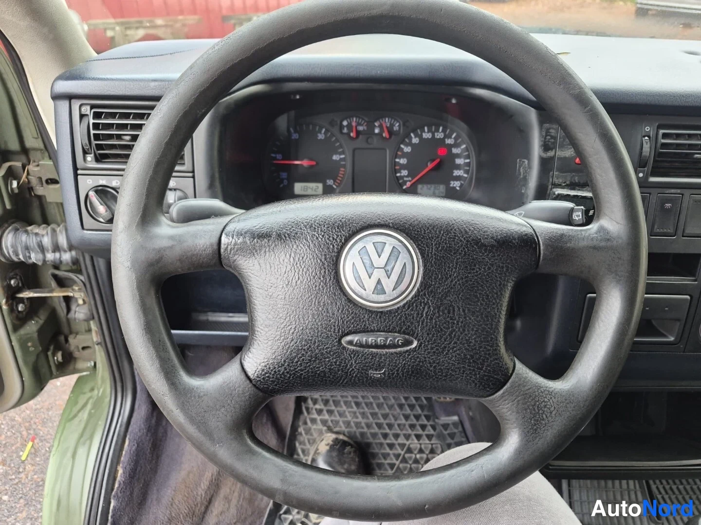 Vihreä Volkswagen Caravelle 2003, ohjaamo, kuva 11