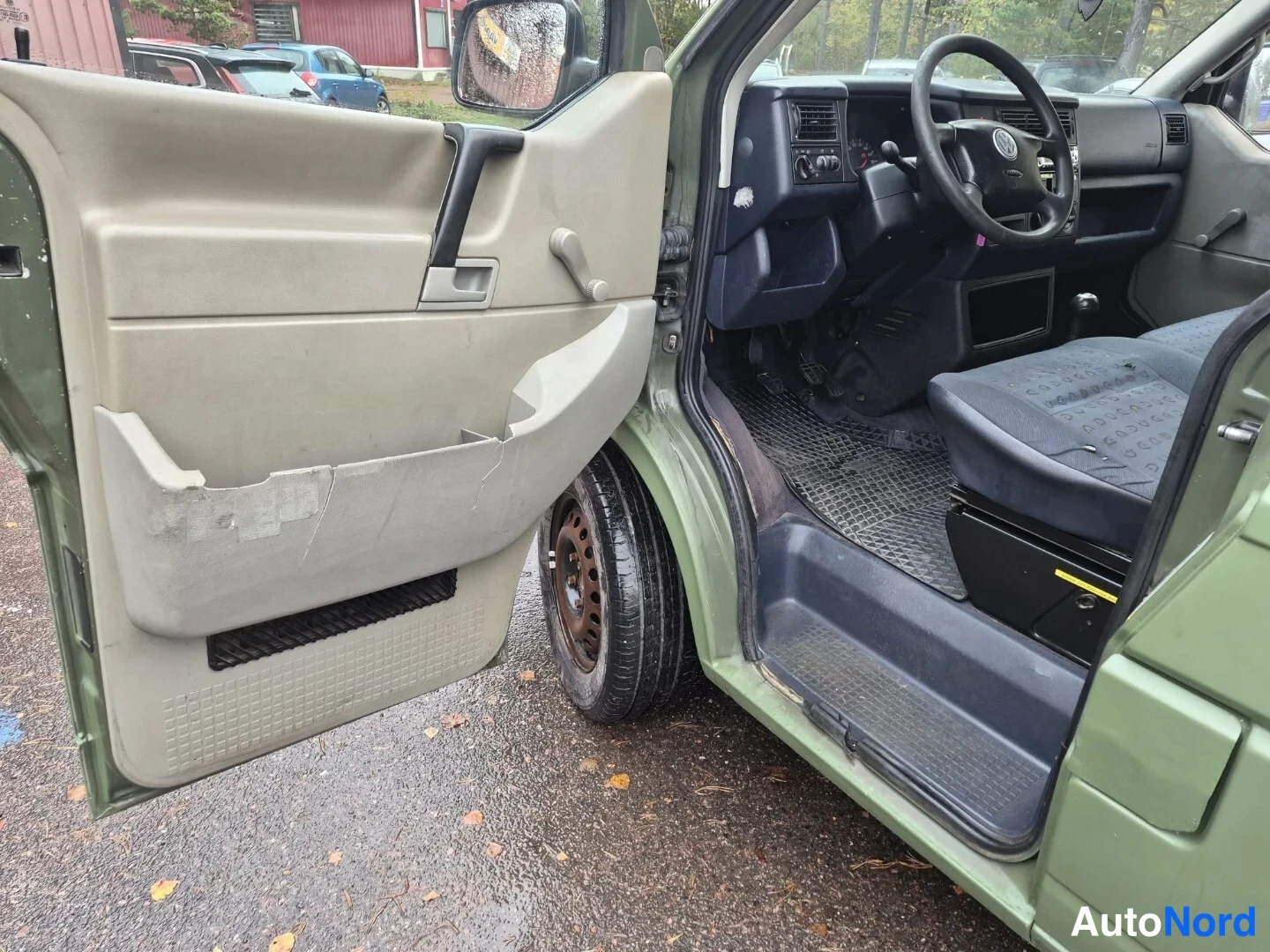 Vihreä Volkswagen Caravelle 2003, ohjaamo, kuva 12