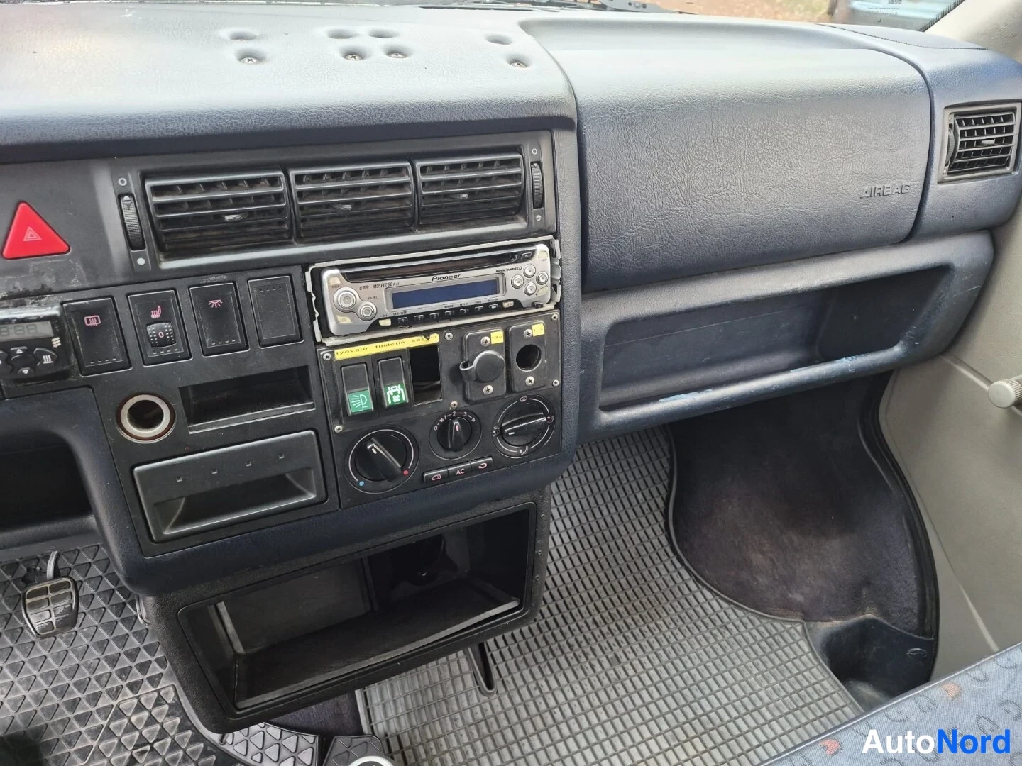Vihreä Volkswagen Caravelle 2003, ohjaamo, kuva 13