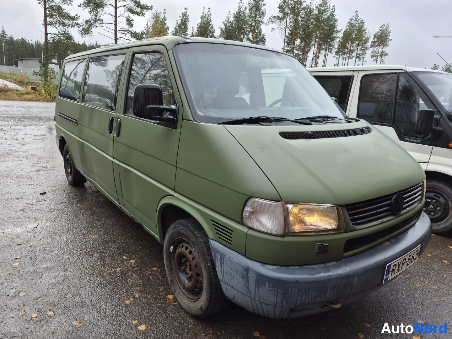 Vihreä Volkswagen Caravelle 2003, etuviisto, keula oikealle, kuva 2