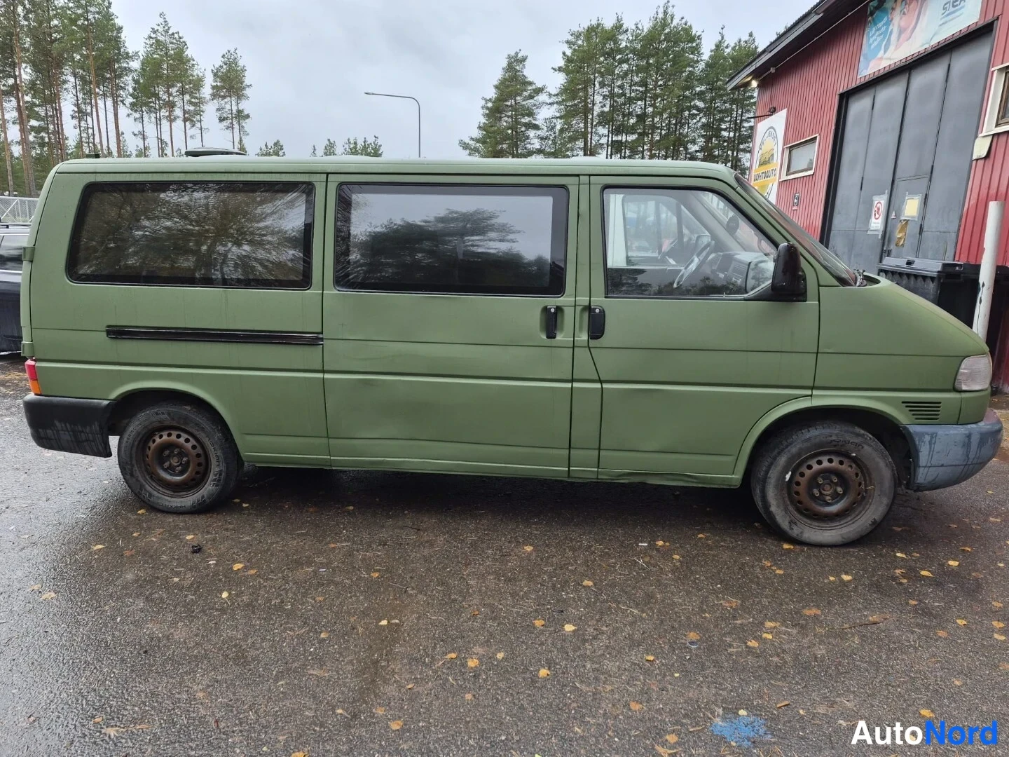 Vihreä Volkswagen Caravelle 2003, etuviisto, keula oikealle, kuva 3