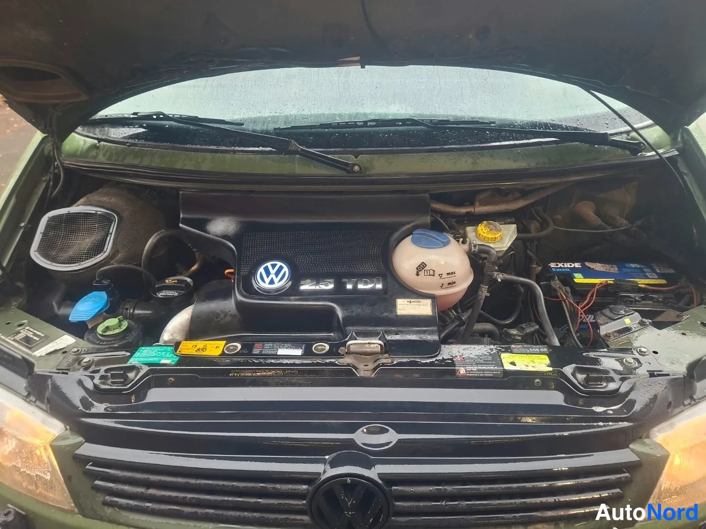 Vihreä Volkswagen Caravelle 2003, moottoritila, kuva 20