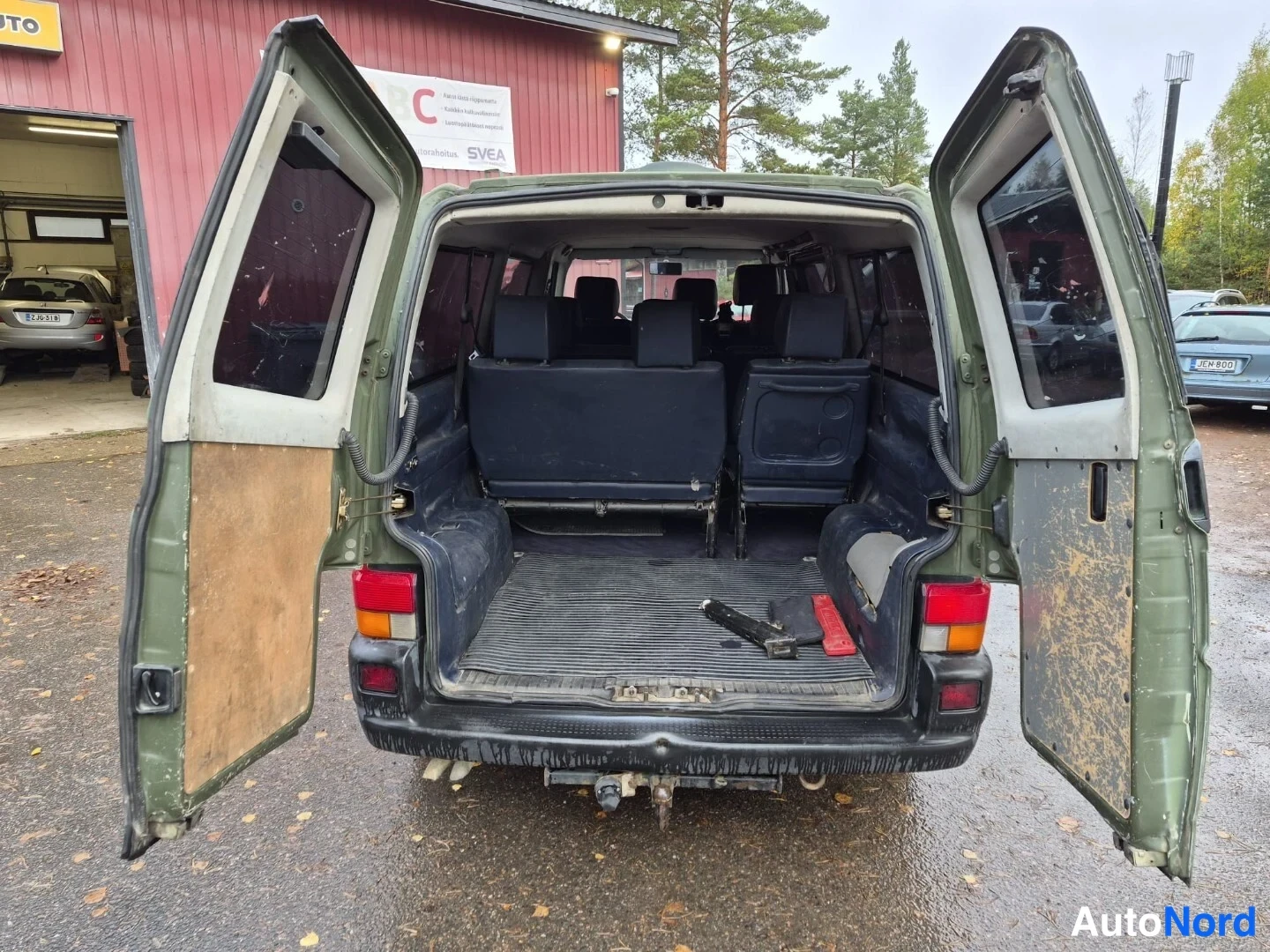 Vihreä Volkswagen Caravelle 2003, takaa, kuva 8