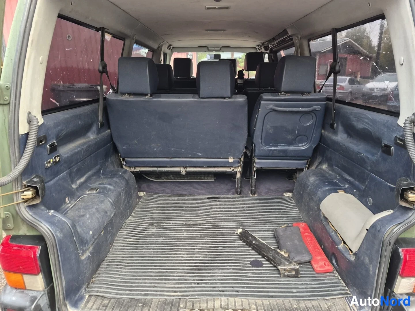 Vihreä Volkswagen Caravelle 2003, takaistuimet, kuva 19