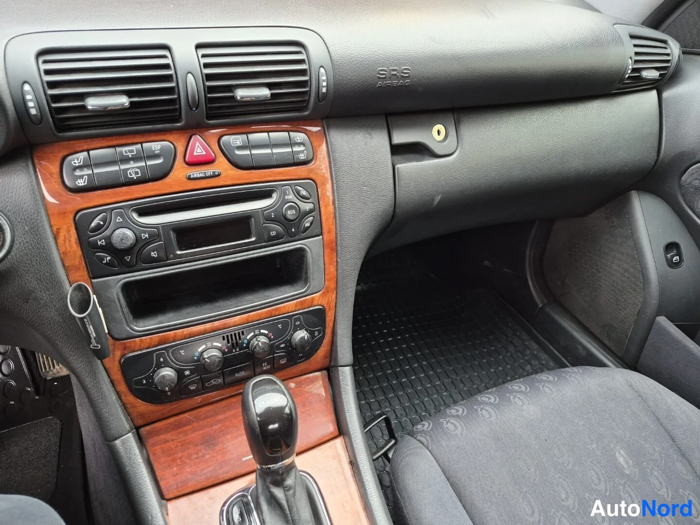 Sininen Mercedes-Benz C 200 CDI 2002, ohjaamo, kuva 11