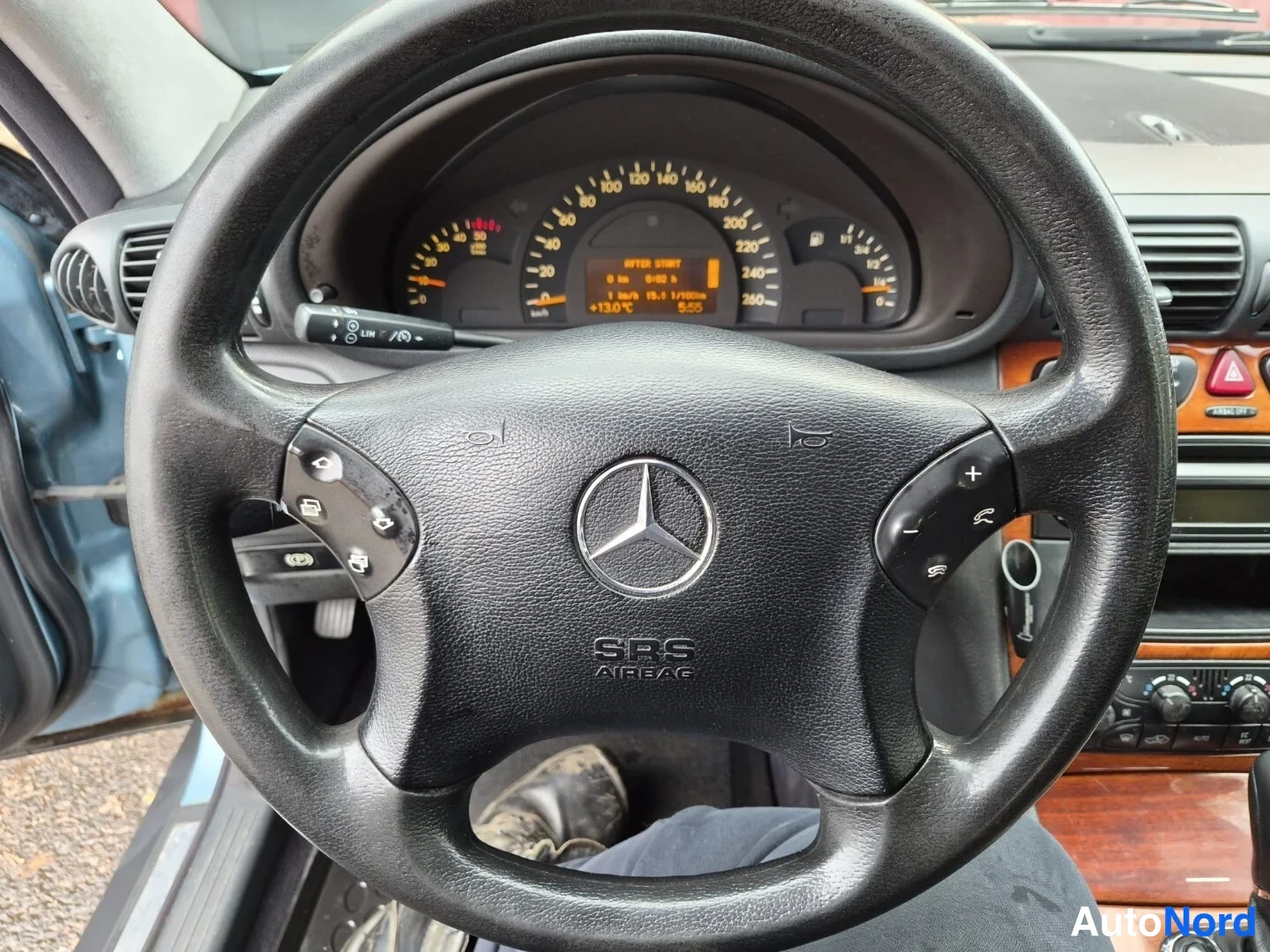 Sininen Mercedes-Benz C 200 CDI 2002, yksityiskohta, kuva 17