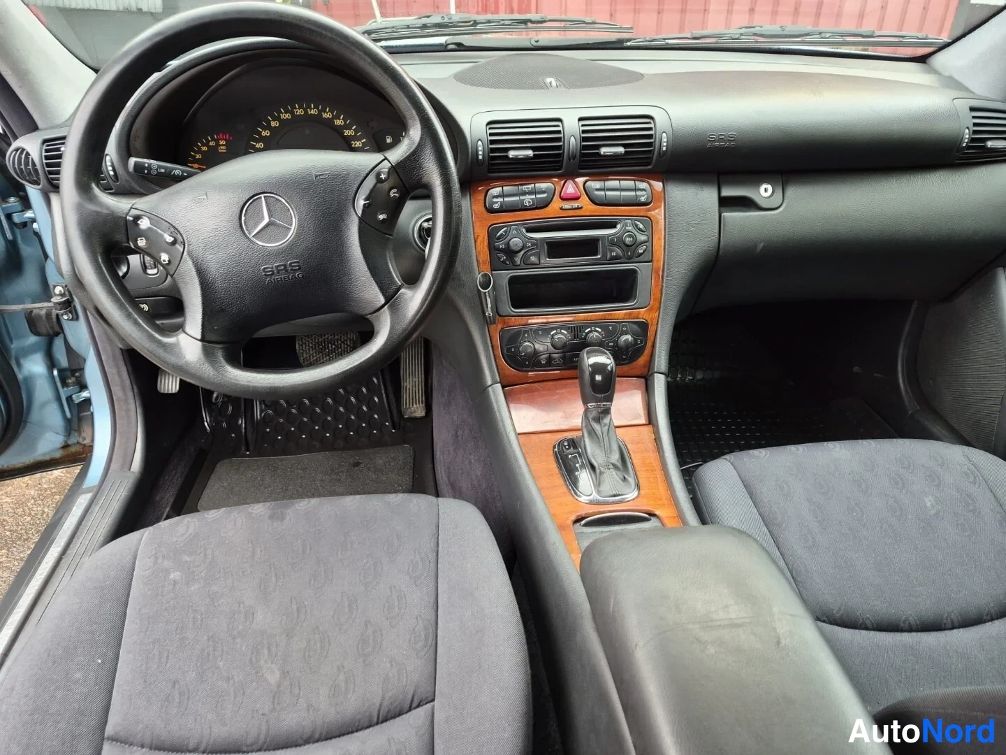 Sininen Mercedes-Benz C 200 CDI 2002, ohjaamo, kuva 10