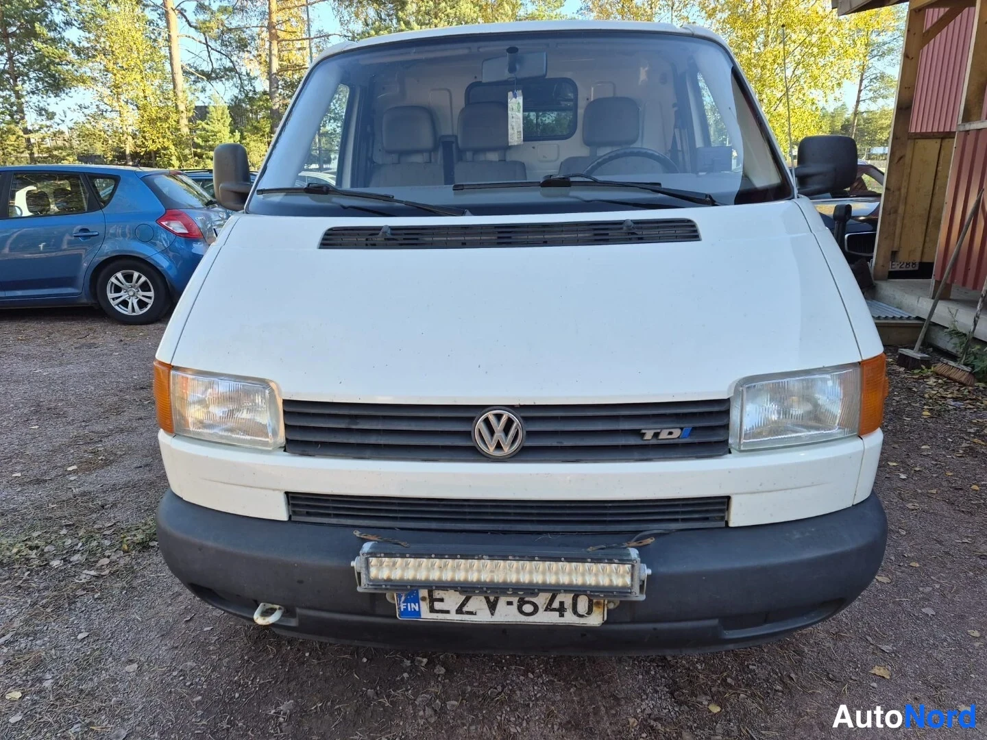 Valkoinen Volkswagen Transporter 2003, edestä, kuva 4