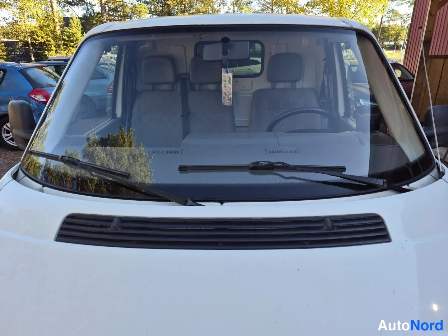 Valkoinen Volkswagen Transporter 2003, edestä, kuva 5