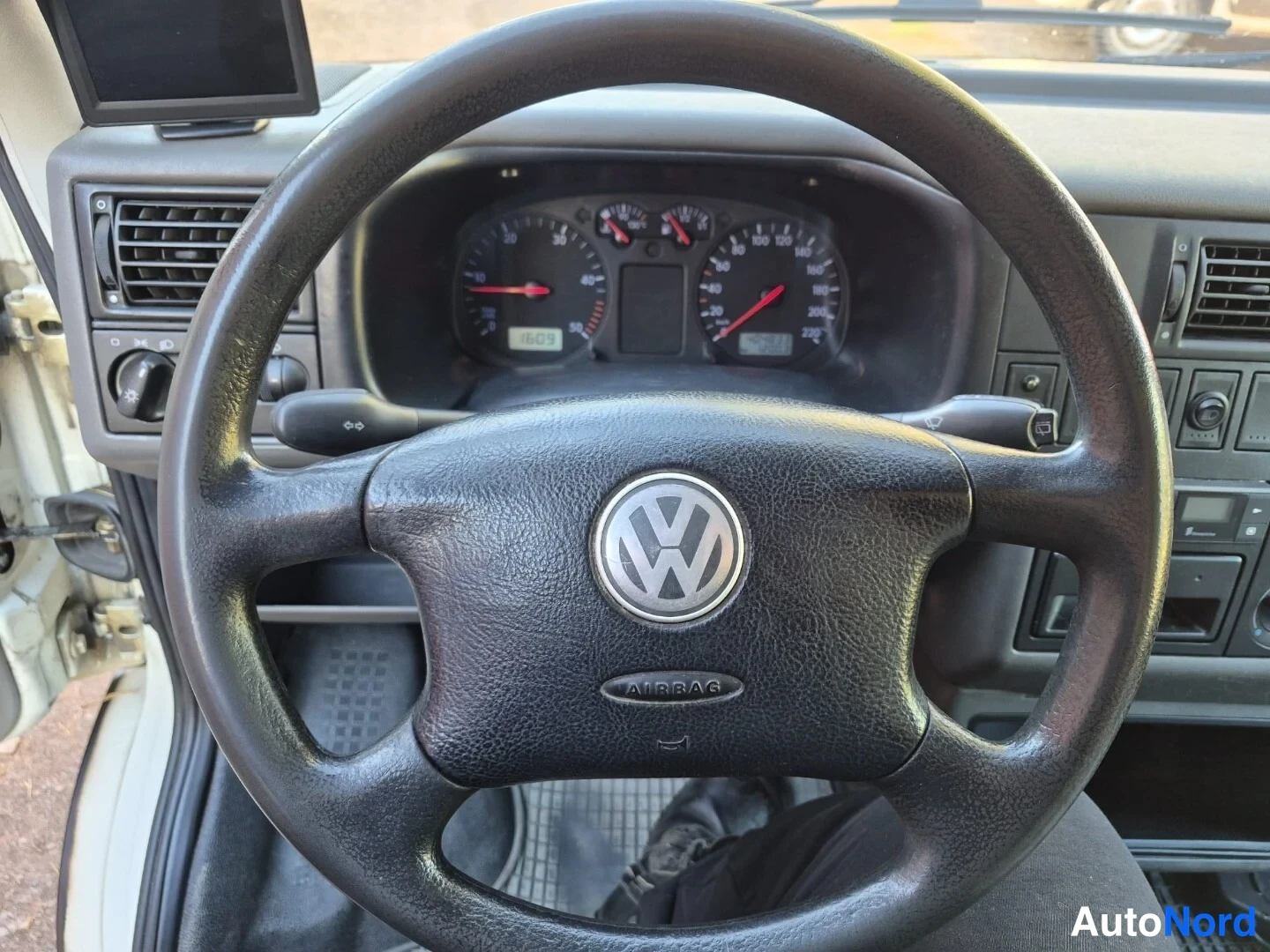 Valkoinen Volkswagen Transporter 2003, ohjaamo, kuva 14