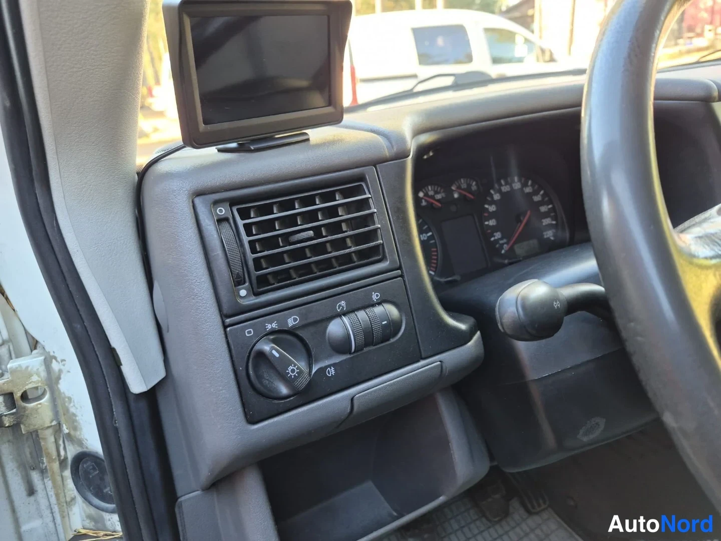 Valkoinen Volkswagen Transporter 2003, ohjaamo, kuva 15