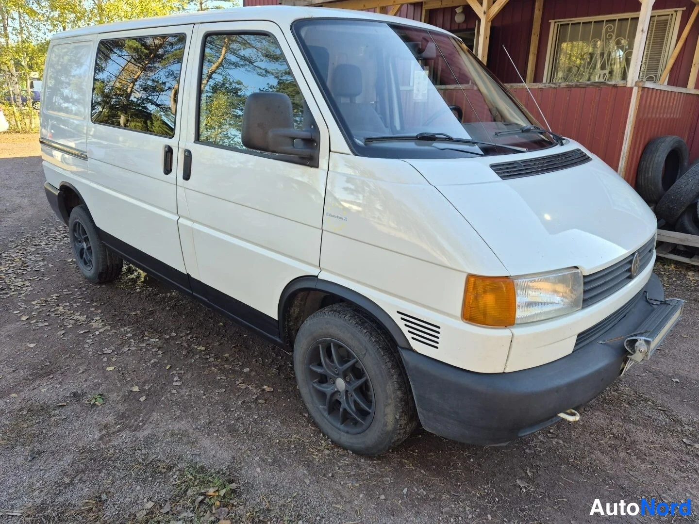 Valkoinen Volkswagen Transporter 2003, etuviisto, keula oikealle, kuva 3