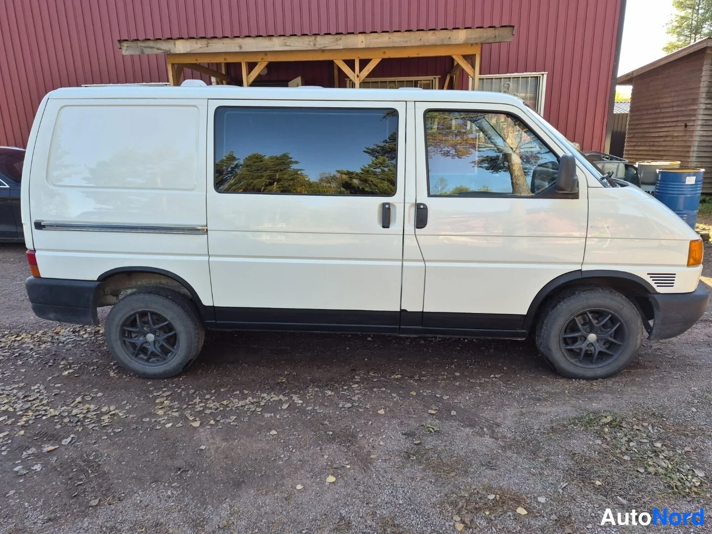 Valkoinen Volkswagen Transporter 2003, sivulta, kuva 7