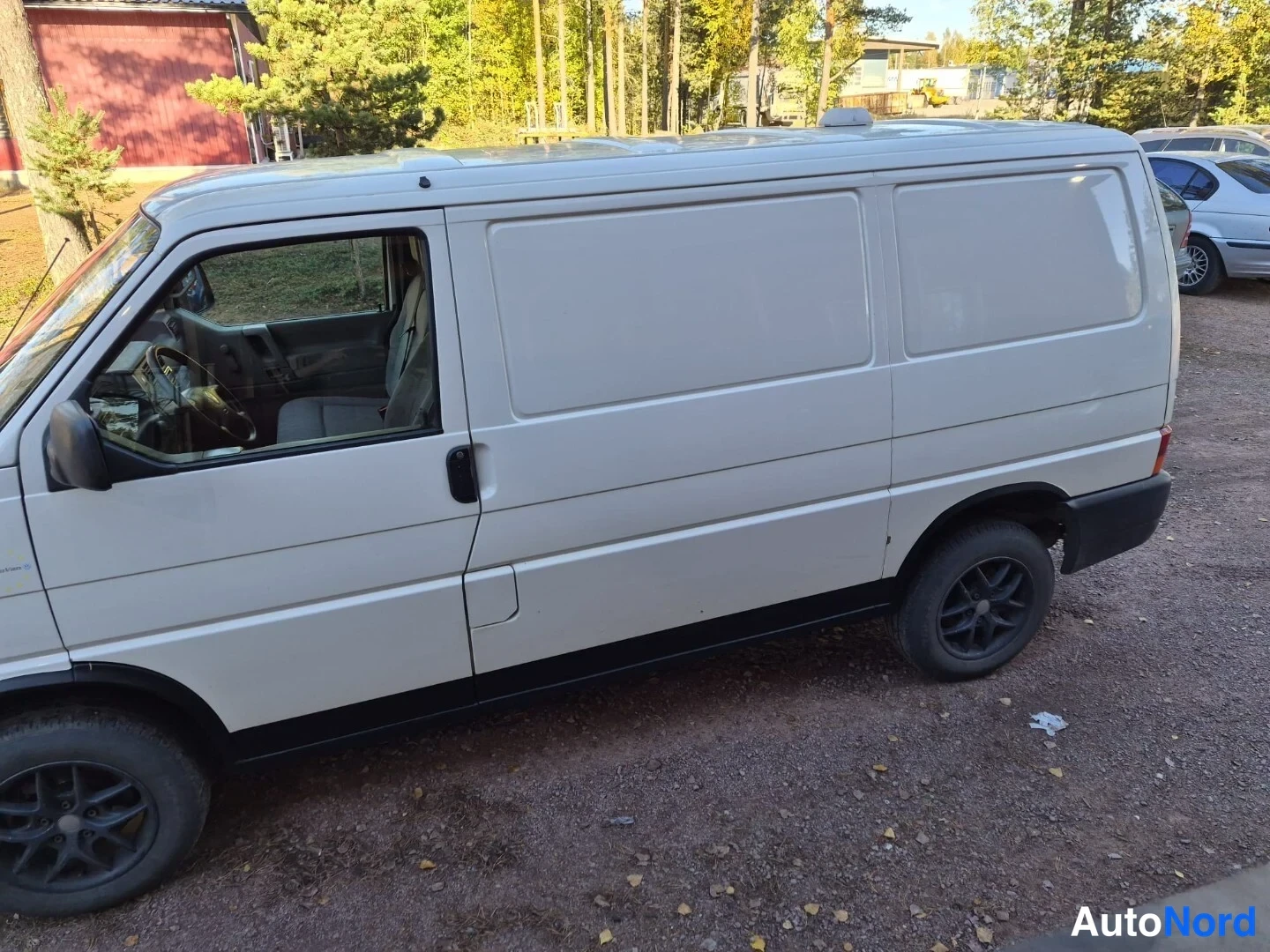 Valkoinen Volkswagen Transporter 2003, sivulta, kuva 6
