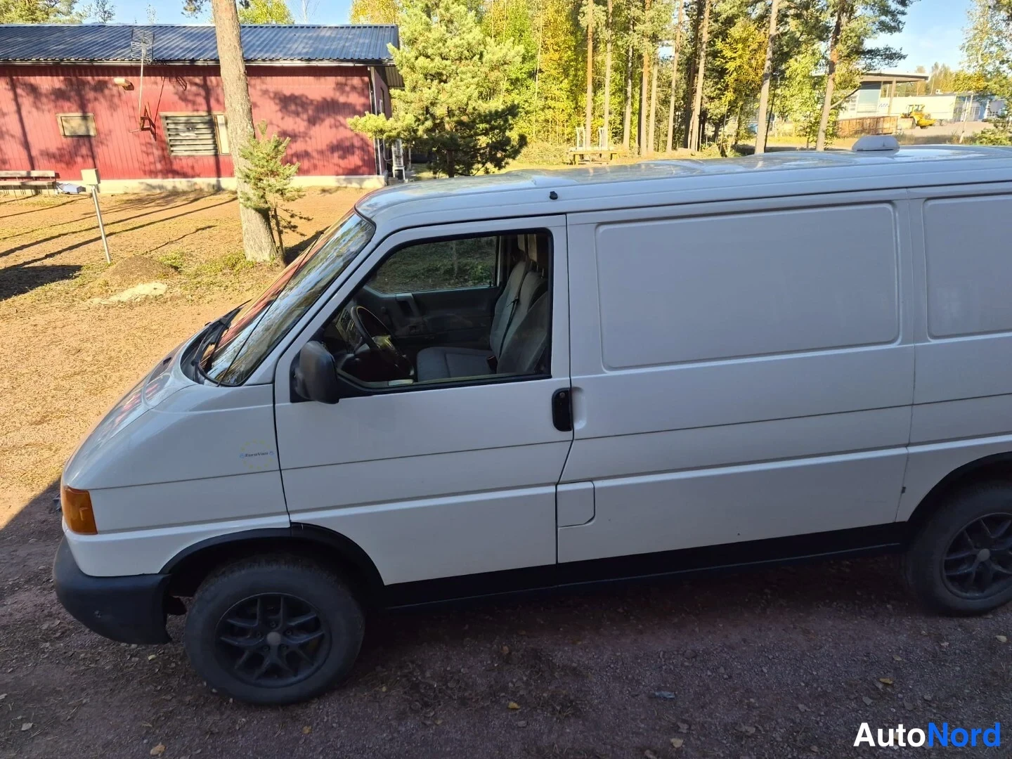 Valkoinen Volkswagen Transporter 2003, etuviisto, keula vasemmalle, kuva 2