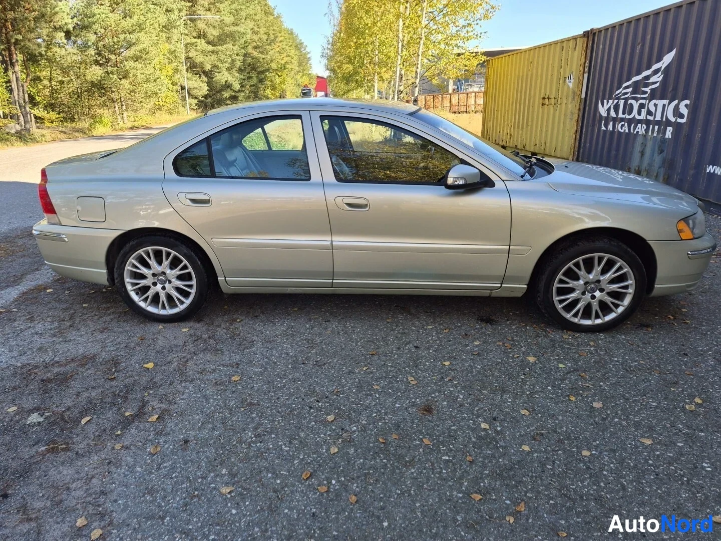 Beige Volvo S60 2006, sivulta, kuva 5