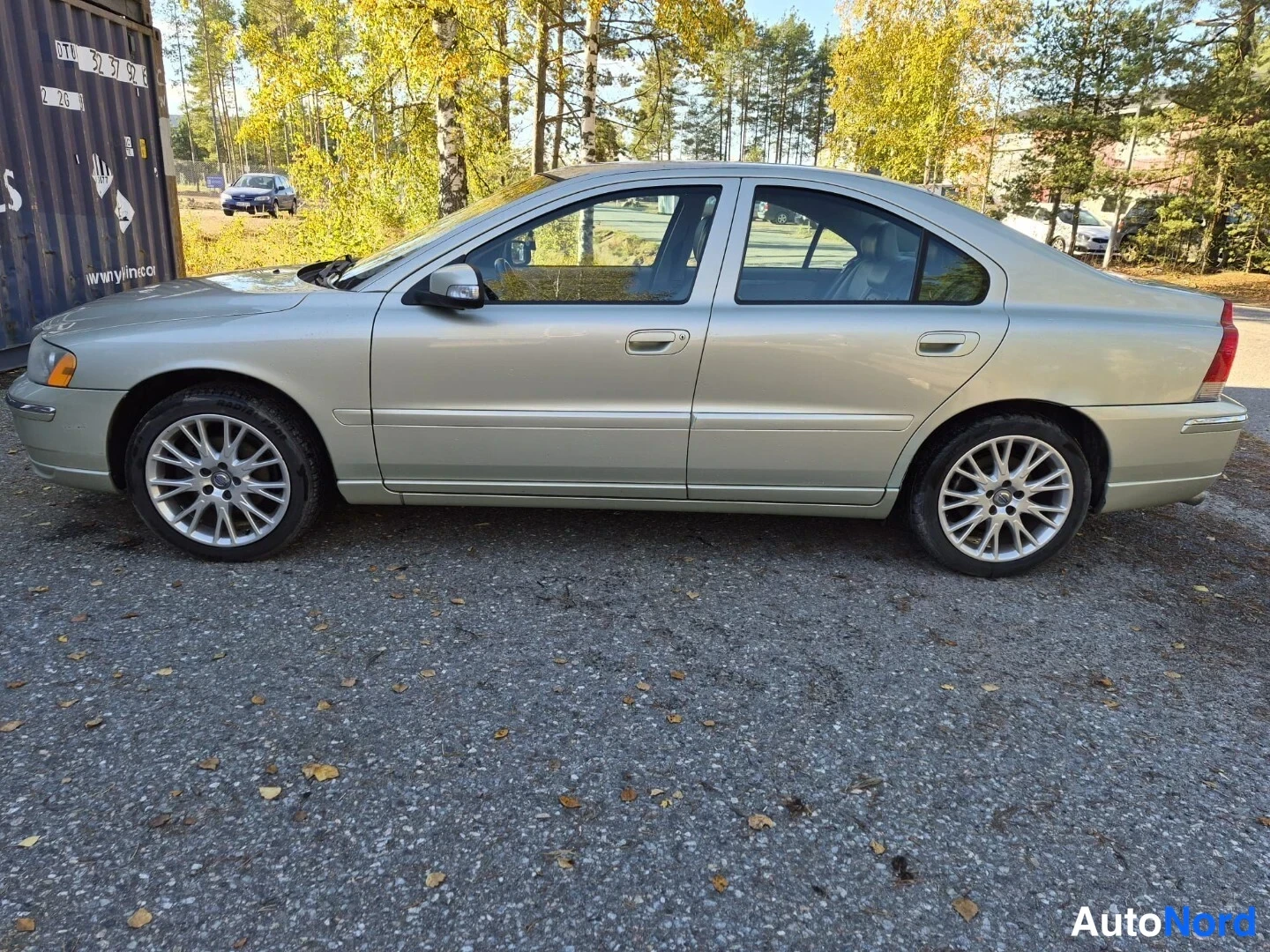 Beige Volvo S60 2006, etuviisto, keula vasemmalle, kuva 2