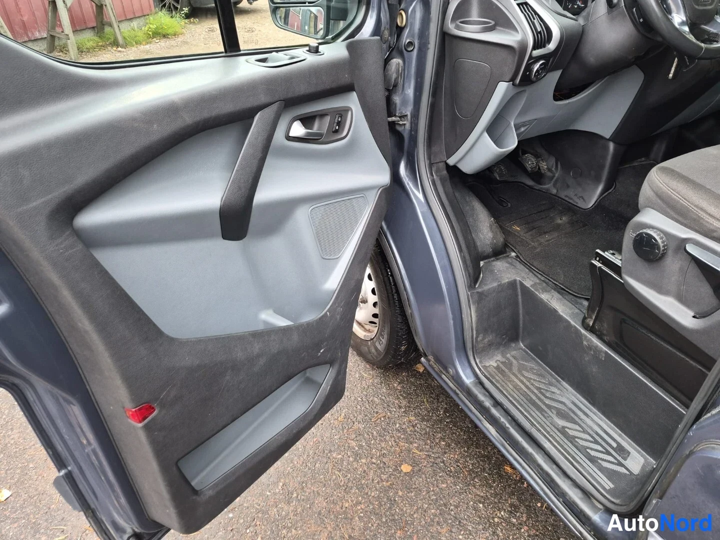 Sininen Ford Transit Custom 2013, etuistuimet, kuva 11