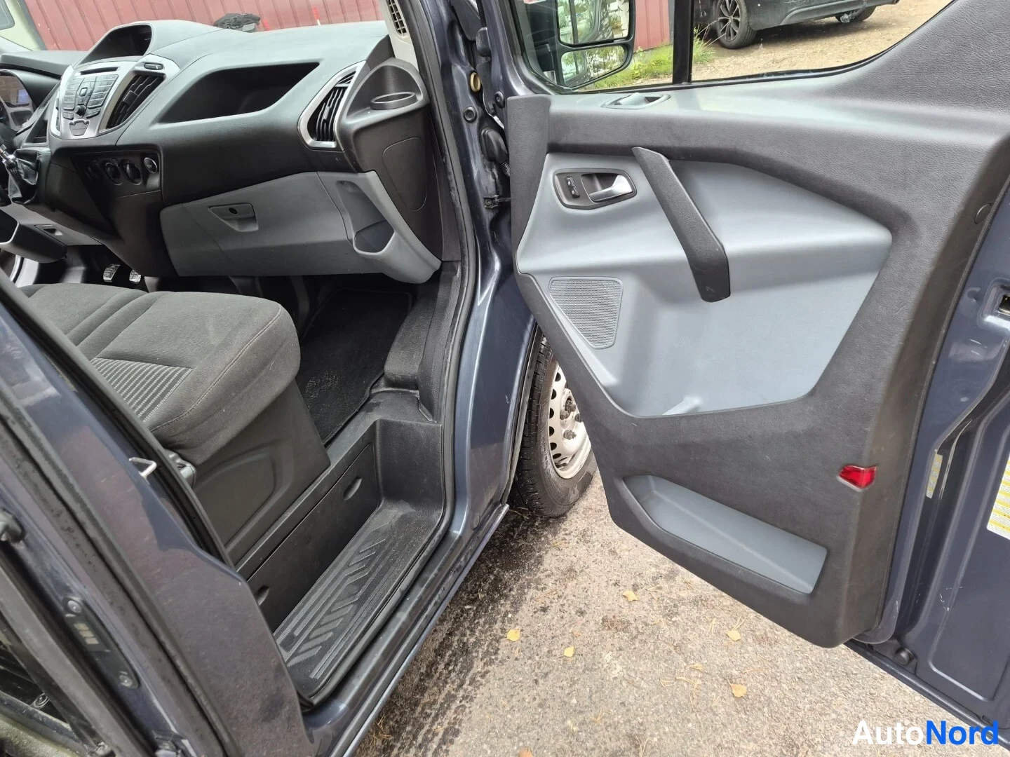Sininen Ford Transit Custom 2013, ohjaamo, kuva 10