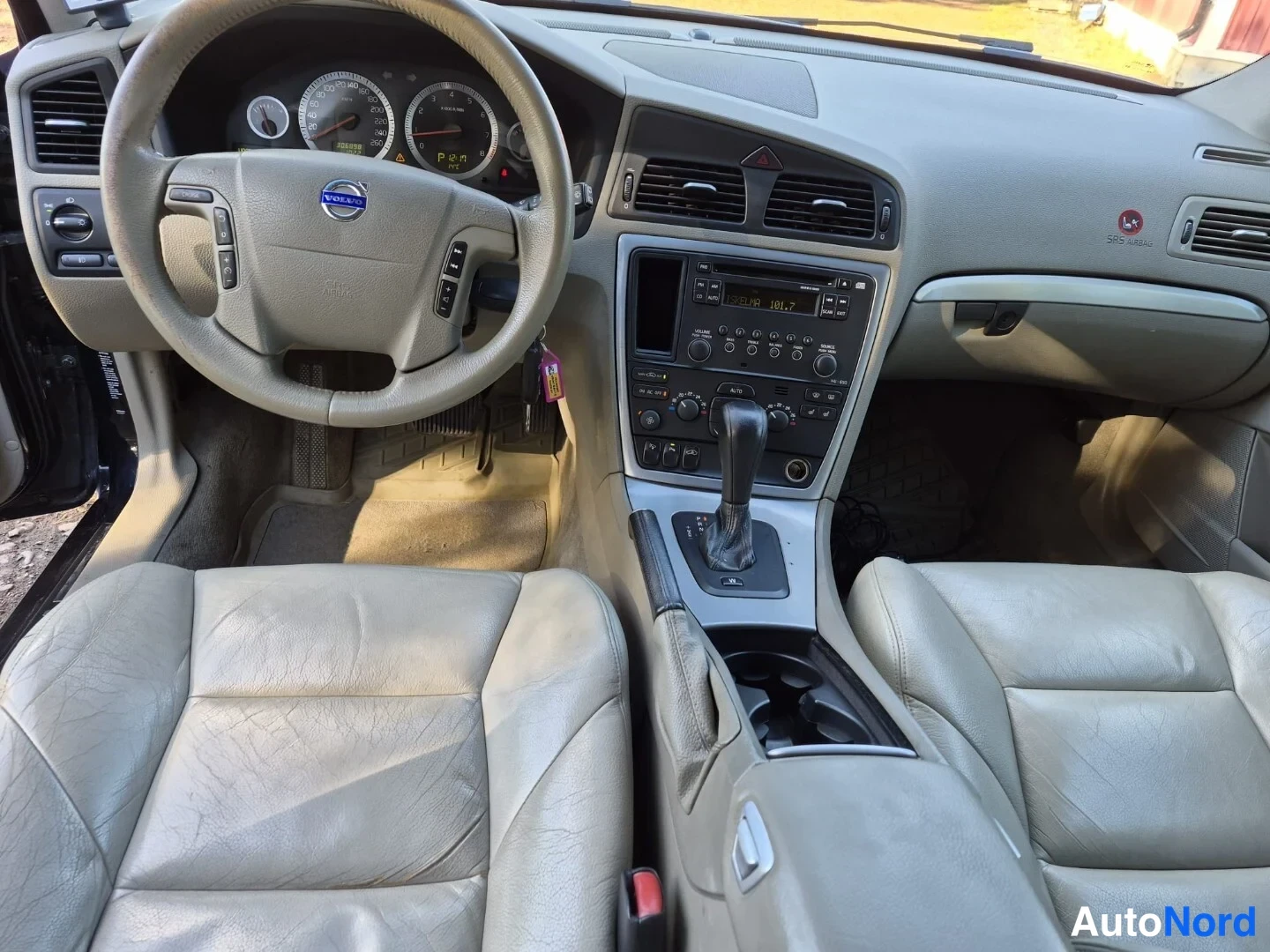 Sininen Volvo V70 2008, ohjaamo, kuva 11