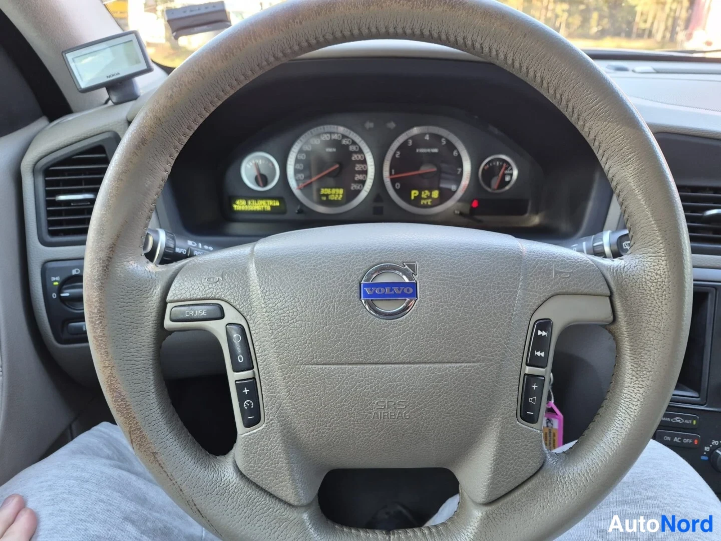Sininen Volvo V70 2008, ohjaamo, kuva 12
